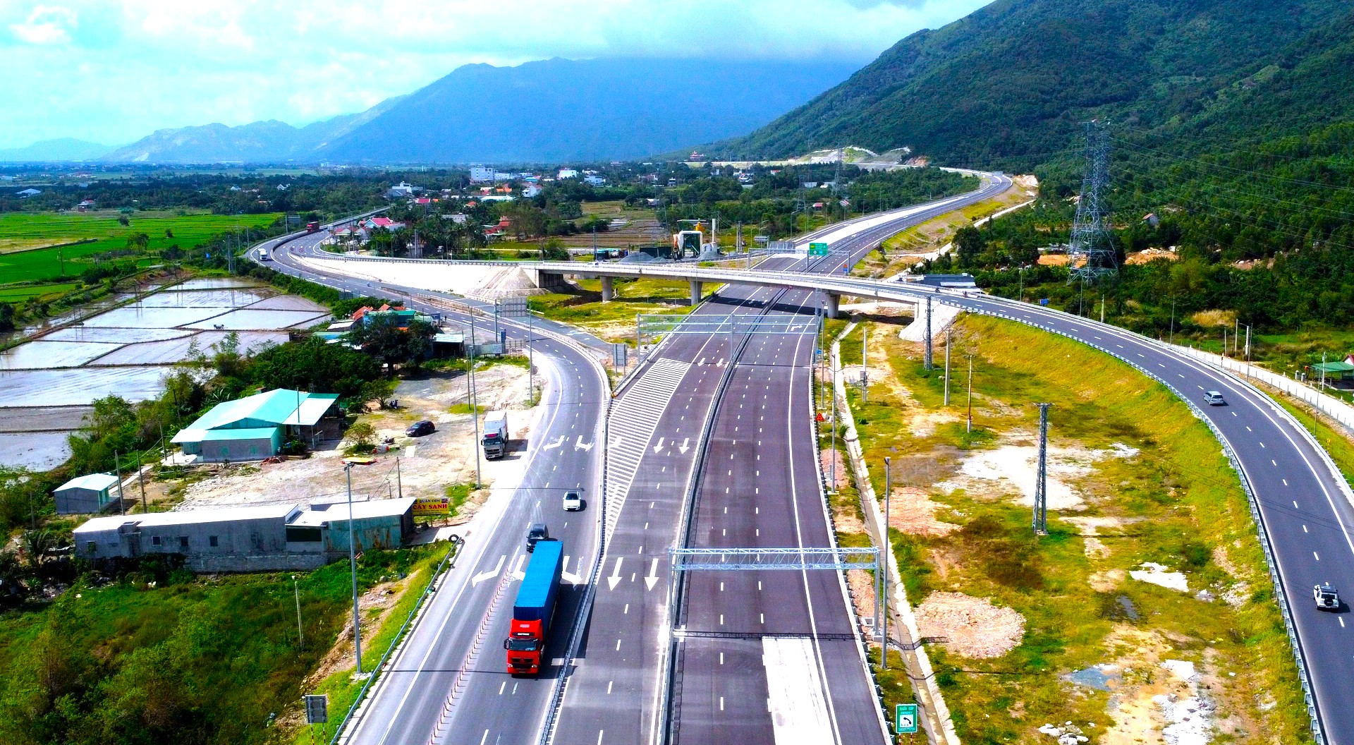 Khắc phục hư hỏng thuộc trách nhiệm bảo hành cao tốc Vân Phong - Nha Trang trước 30/3- Ảnh 1. Khắc phục hư hỏng thuộc trách nhiệm bảo hành cao tốc Vân Phong - Nha Trang trước 30/3- Ảnh 1.