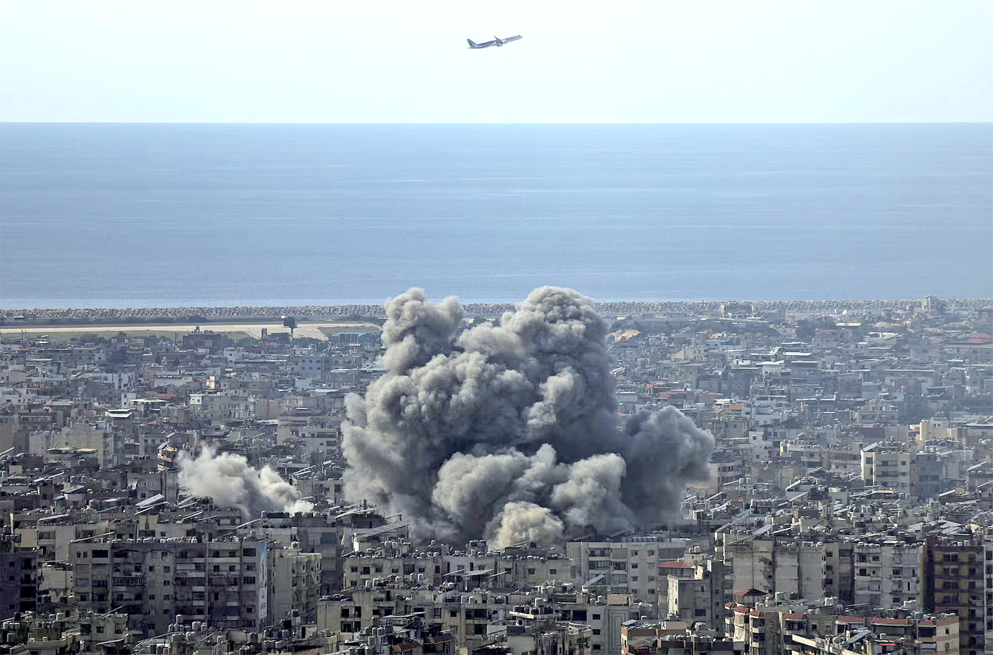 Phi c&ocirc;ng d&acirc;n dụng &ldquo;n&iacute;n thở&rdquo; bay qua v&ugrave;ng chiến sự- Ảnh 1.