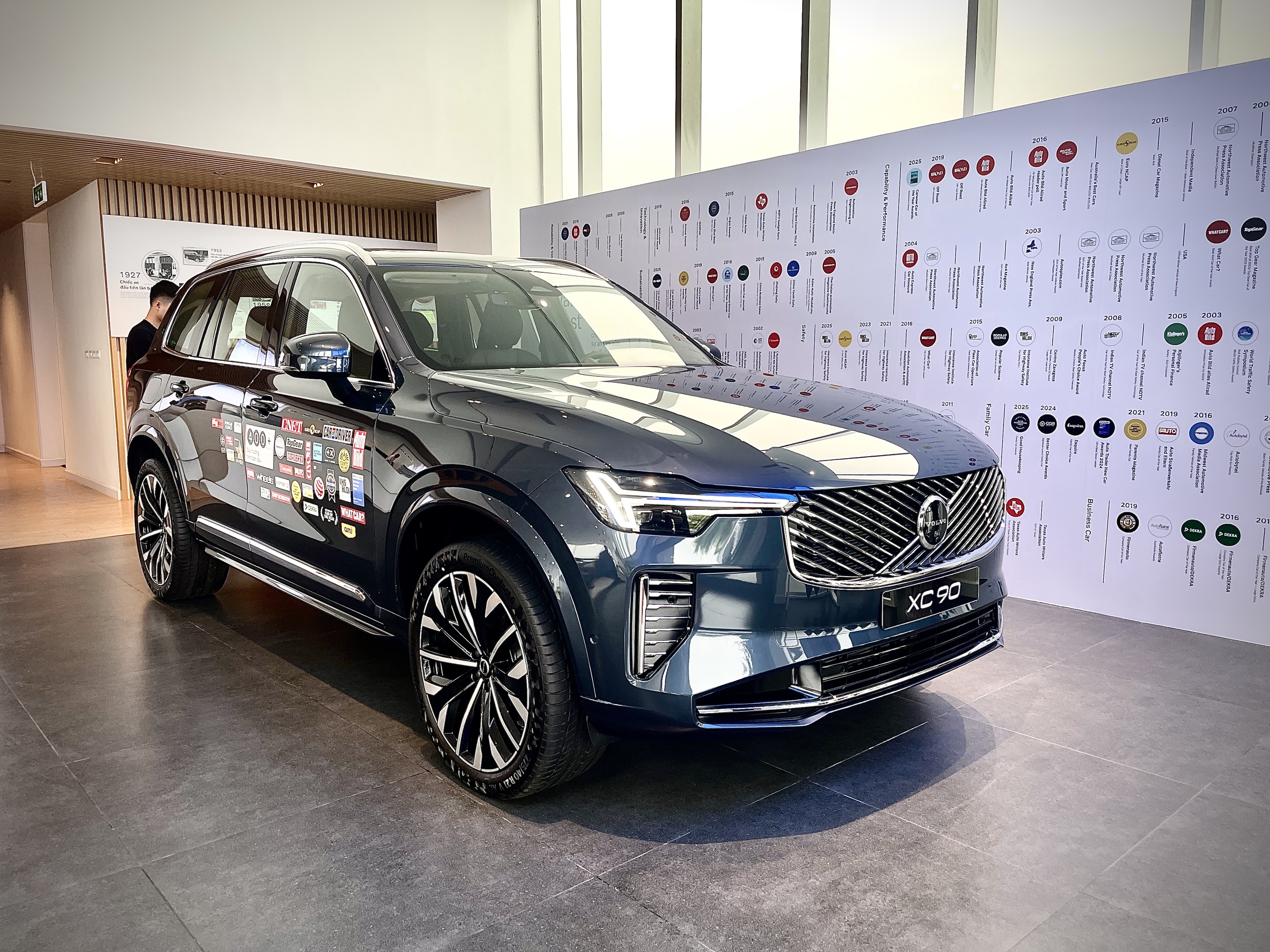 Cận cảnh Volvo XC90 2026 vừa ra mắt tại Việt Nam- Ảnh 1.