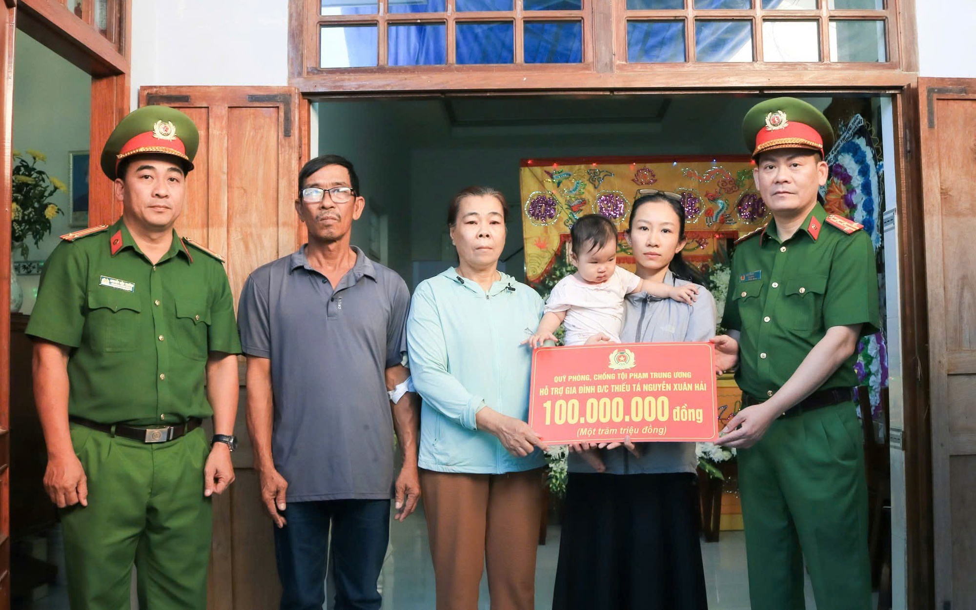 Trao 100 triệu đồng hỗ trợ gia đ&igrave;nh thiếu t&aacute; c&ocirc;ng an x&atilde; hy sinh khi truy bắt &ldquo;c&aacute;t tặc&rdquo;