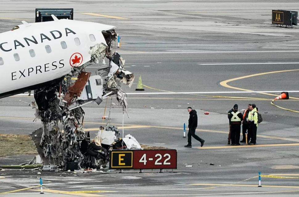 Mỹ điều tra vụ m&aacute;y bay va chạm với xe cứu hoả tại s&acirc;n bay LaGuardia- Ảnh 1.