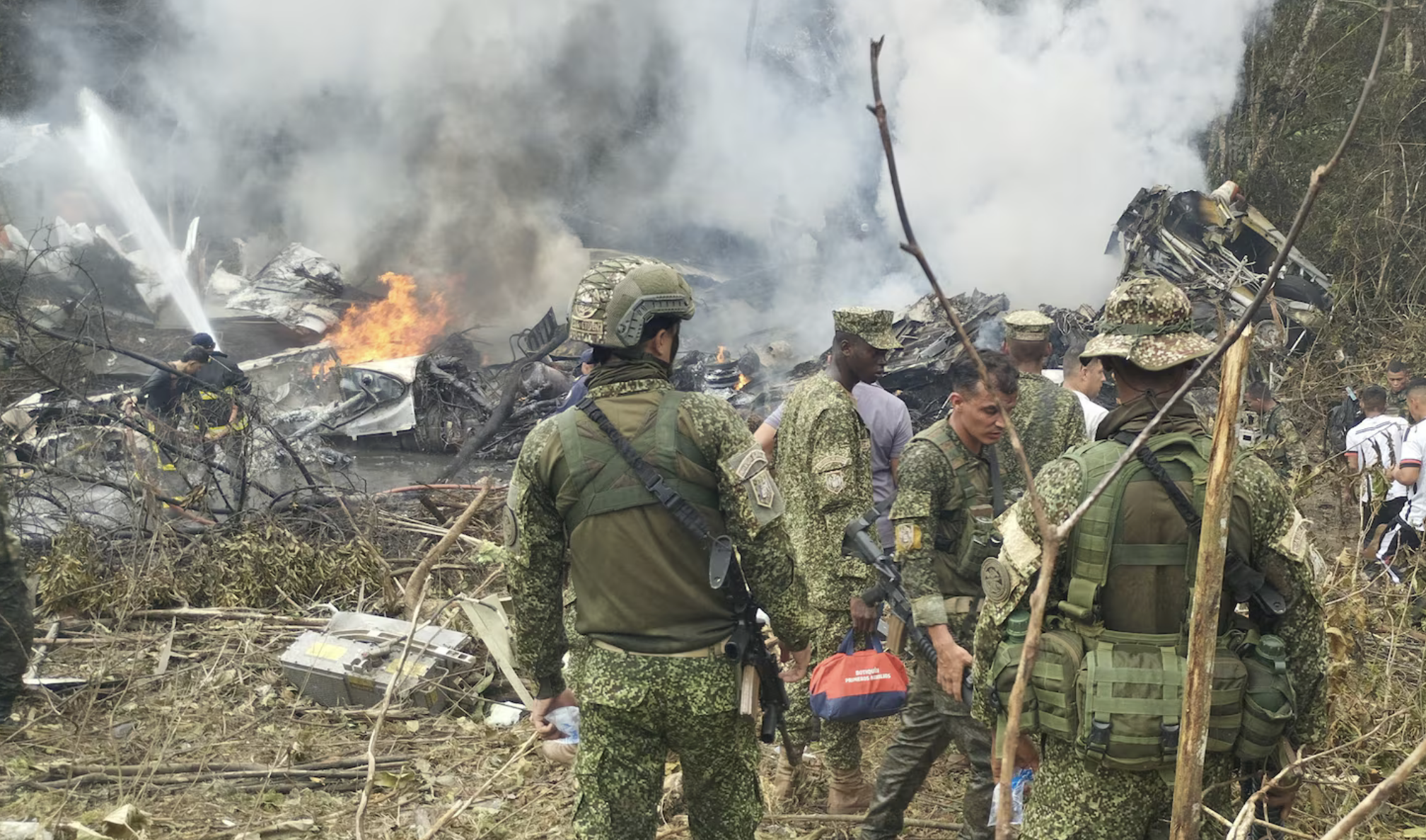 Rơi m&aacute;y bay qu&acirc;n sự Colombia, &iacute;t nhất 104 người thương vong - Ảnh 1.