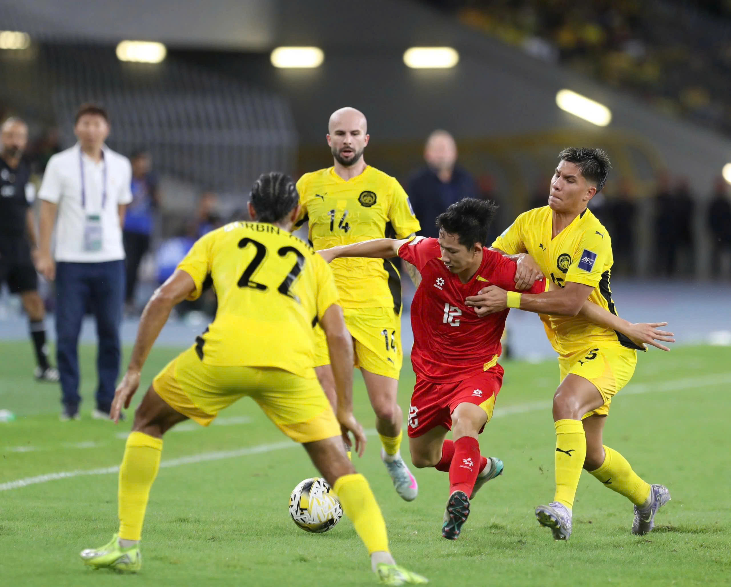 Malaysia vắng nhiều trụ cột trước trận gặp tuyển Việt Nam
- Ảnh 2.