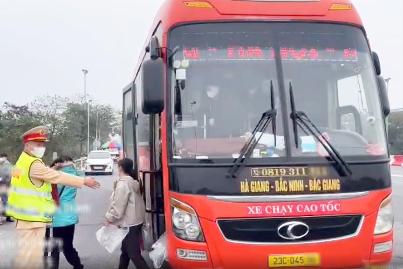 Xe giường nằm nhồi khách, nguy hiểm thế nào?- Ảnh 1.