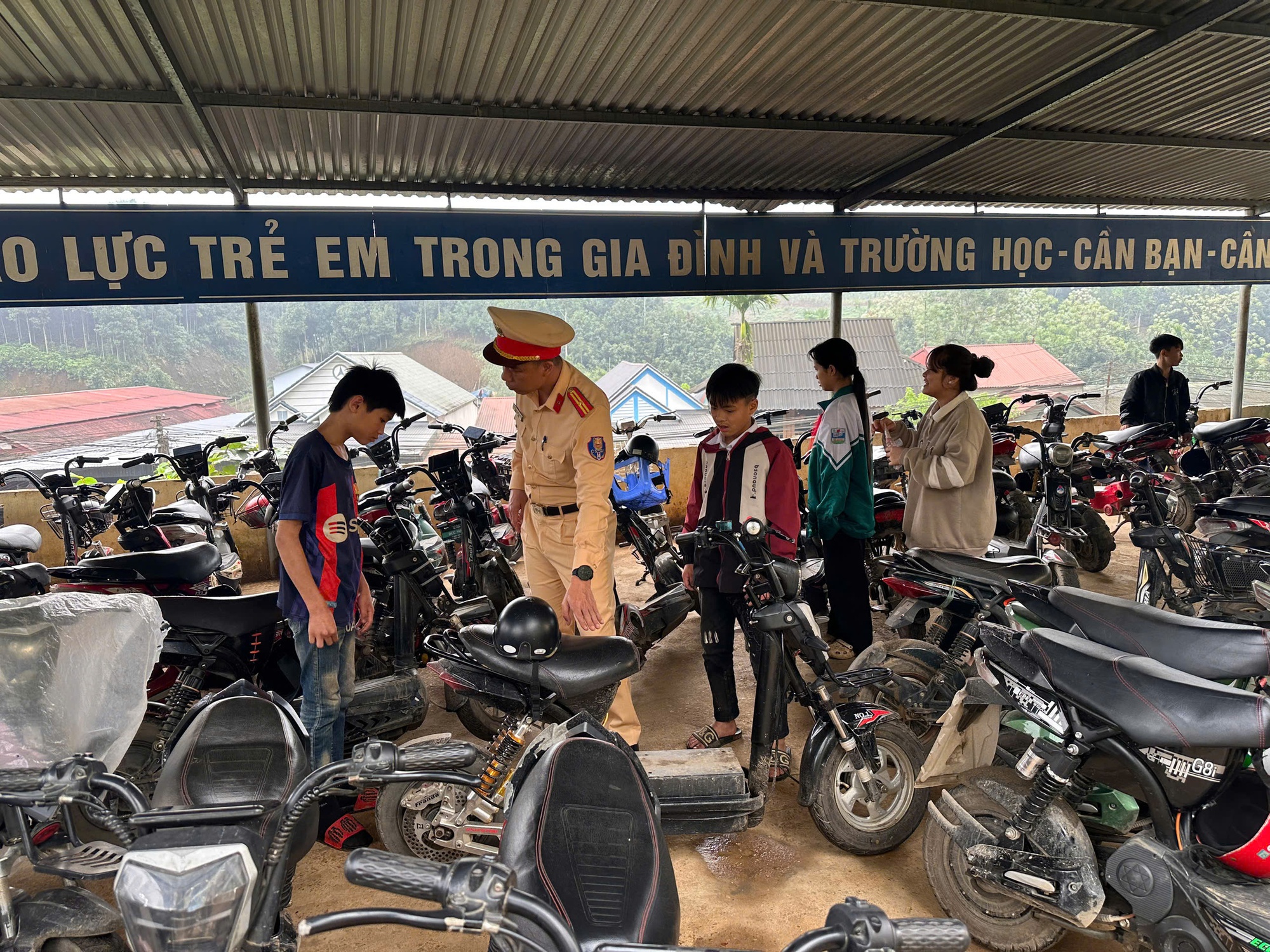 CSGT L&agrave;o Cai chủ động kế hoạch tuần tra, ngăn ngừa tai nạn từ xe điện độ chế- Ảnh 5.