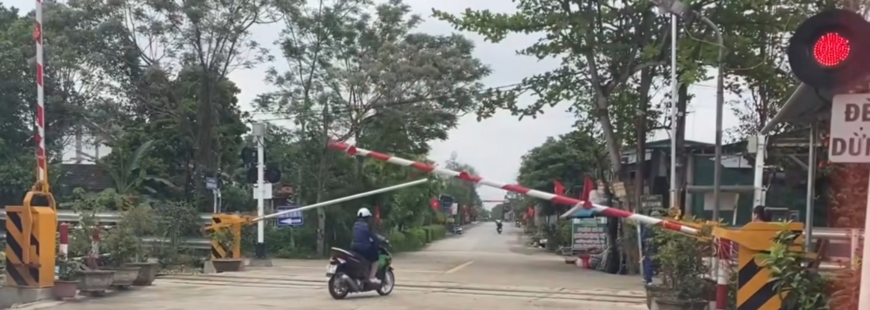 H&agrave; Tĩnh: Xử l&yacute; nghi&ecirc;m t&igrave;nh trạng vượt r&agrave;o chắn, phớt lờ t&iacute;n hiệu đường sắt- Ảnh 1.