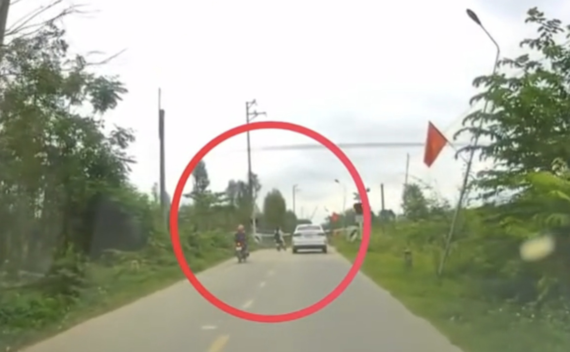 H&agrave; Tĩnh: Xử l&yacute; nghi&ecirc;m t&igrave;nh trạng vượt r&agrave;o chắn, phớt lờ t&iacute;n hiệu đường sắt- Ảnh 2.