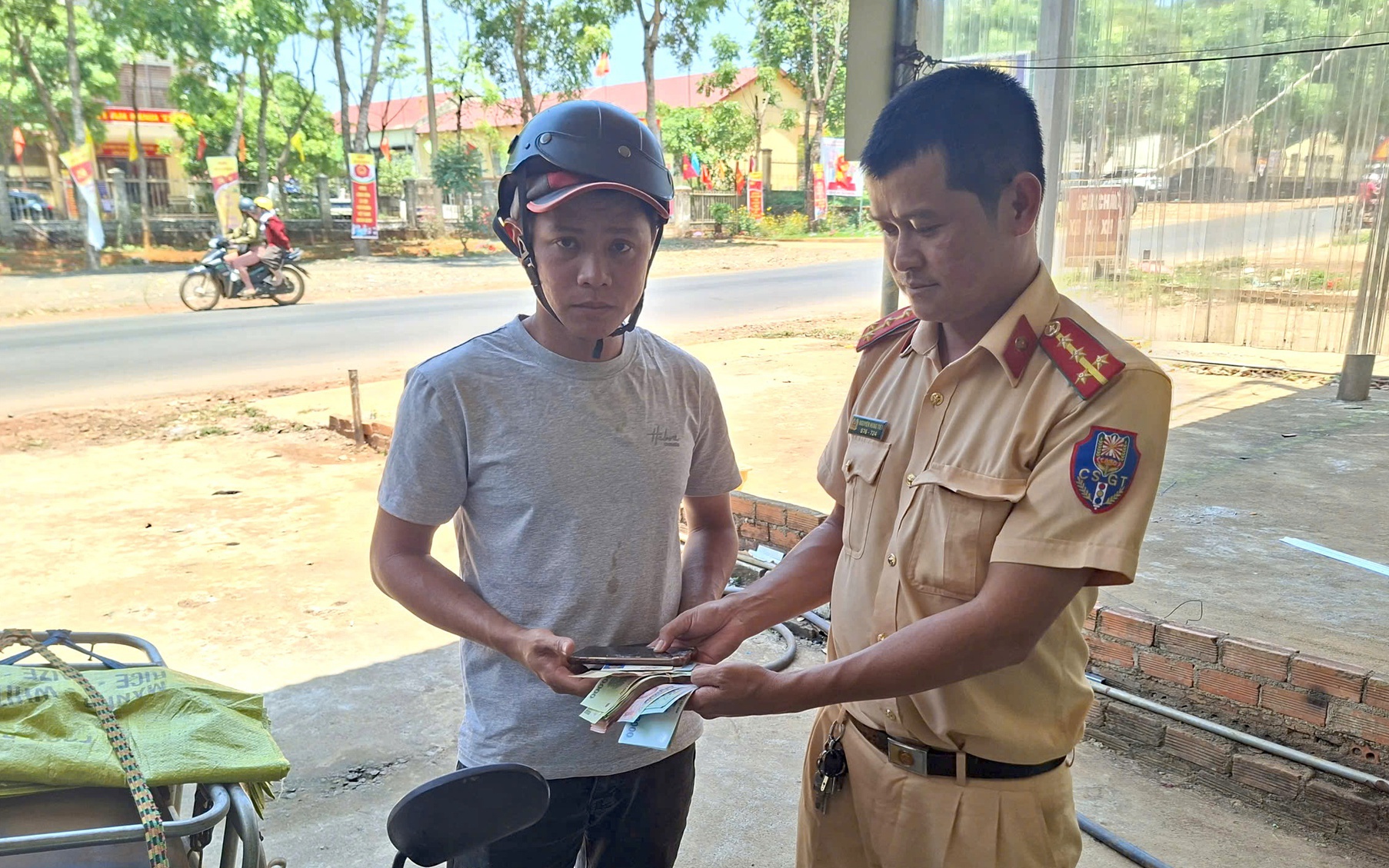 CSGT L&acirc;m Đồng t&igrave;m trả lại iPhone v&agrave; gần 30 triệu đồng cho người đ&aacute;nh rơi