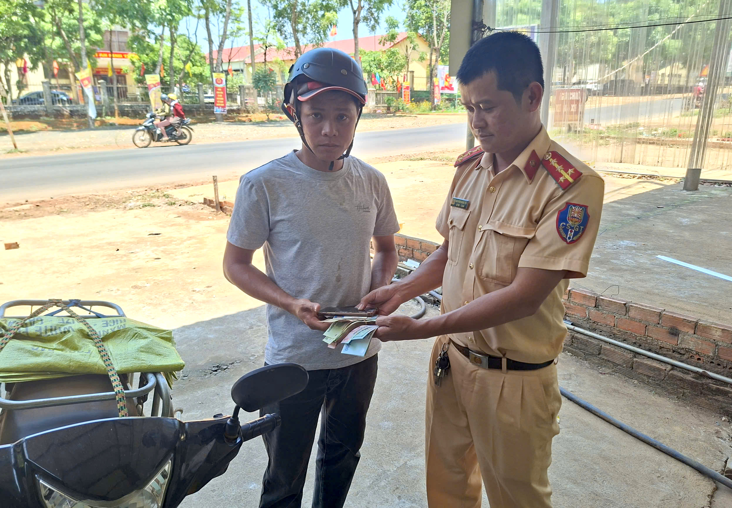 CSGT L&acirc;m Đồng t&igrave;m trả lại iPhone v&agrave; gần 30 triệu đồng cho người đ&aacute;nh rơi- Ảnh 1.