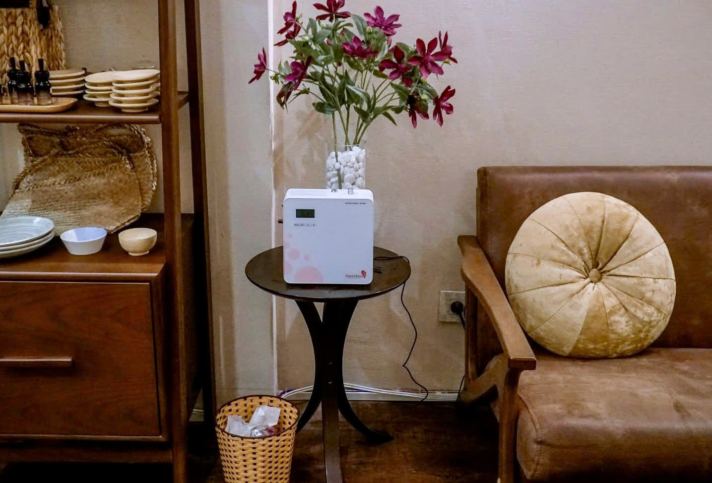 M&aacute;y khuếch t&aacute;n tinh dầu tự động giải b&agrave;i to&aacute;n vận h&agrave;nh kh&ocirc;ng gian sống hiện đại- Ảnh 1.