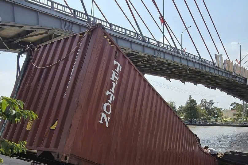 T&agrave;i c&ocirc;ng s&agrave; lan l&agrave;m rơi th&ugrave;ng container xuống k&ecirc;nh Chợ Gạo bị phạt 6 triệu đồng- Ảnh 1.