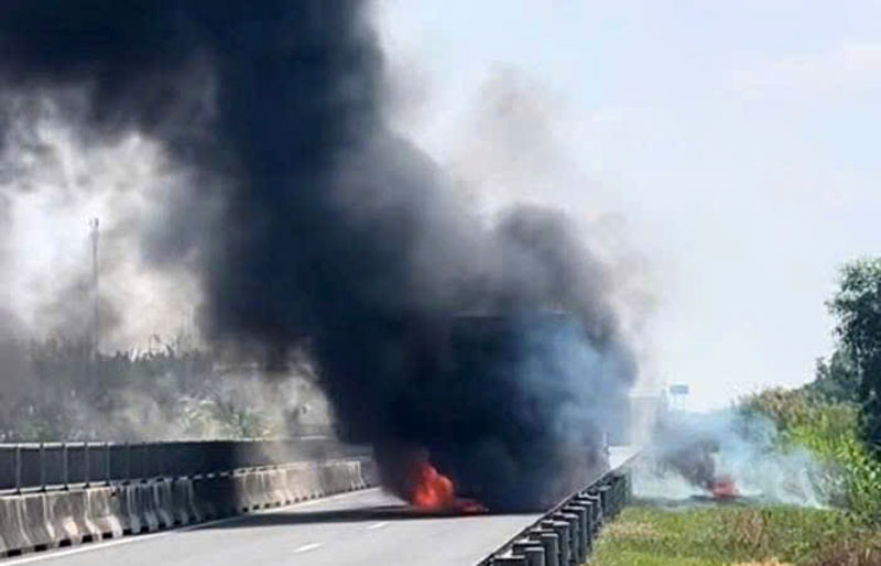 Hiện trường vụ cháy xe đầu kéo trên cao tốc. Hiện trường vụ cháy xe đầu kéo trên cao tốc.