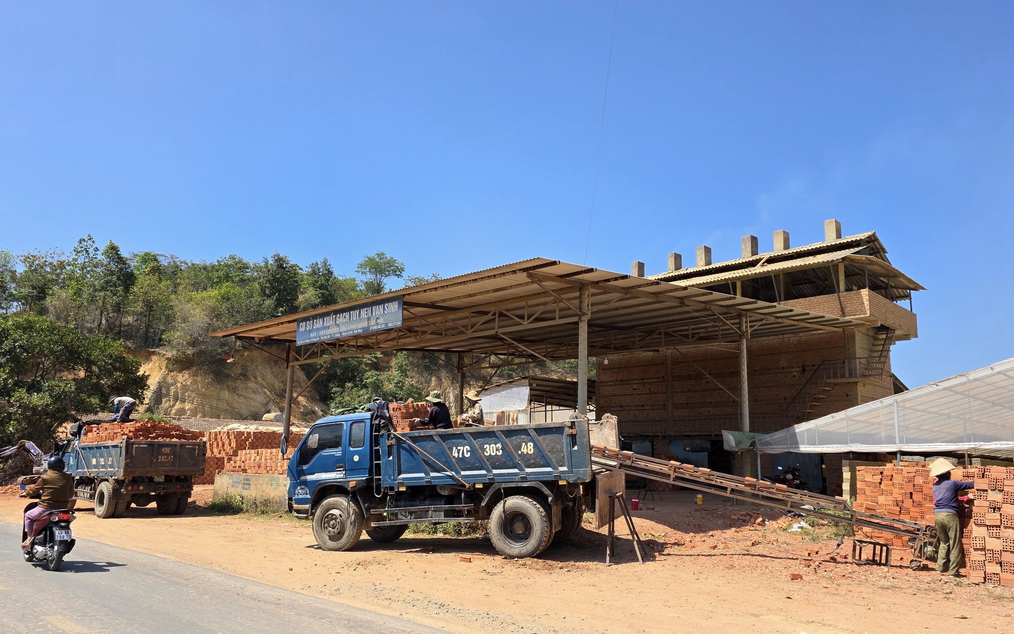 Xử l&yacute; dứt điểm l&ograve; gạch thủ c&ocirc;ng g&acirc;y &ocirc; nhiễm m&ocirc;i trường tại Đắk Lắk, L&acirc;m Đồng