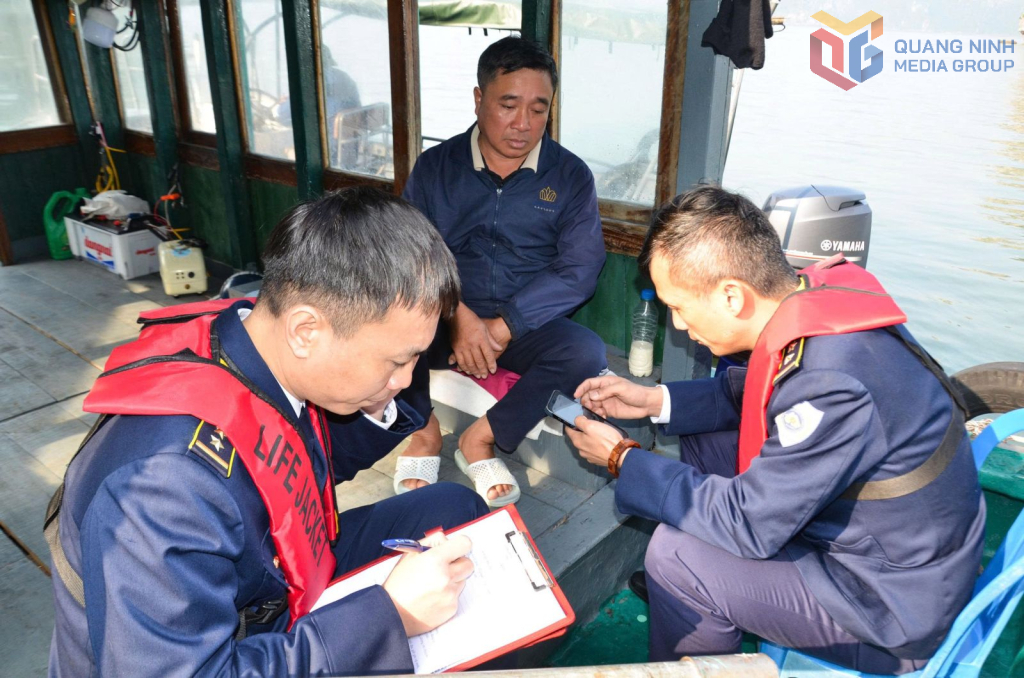 Tăng cường kiểm tra t&agrave;u du lịch tr&ecirc;n Vịnh Hạ Long trước cao điểm du lịch- Ảnh 2.