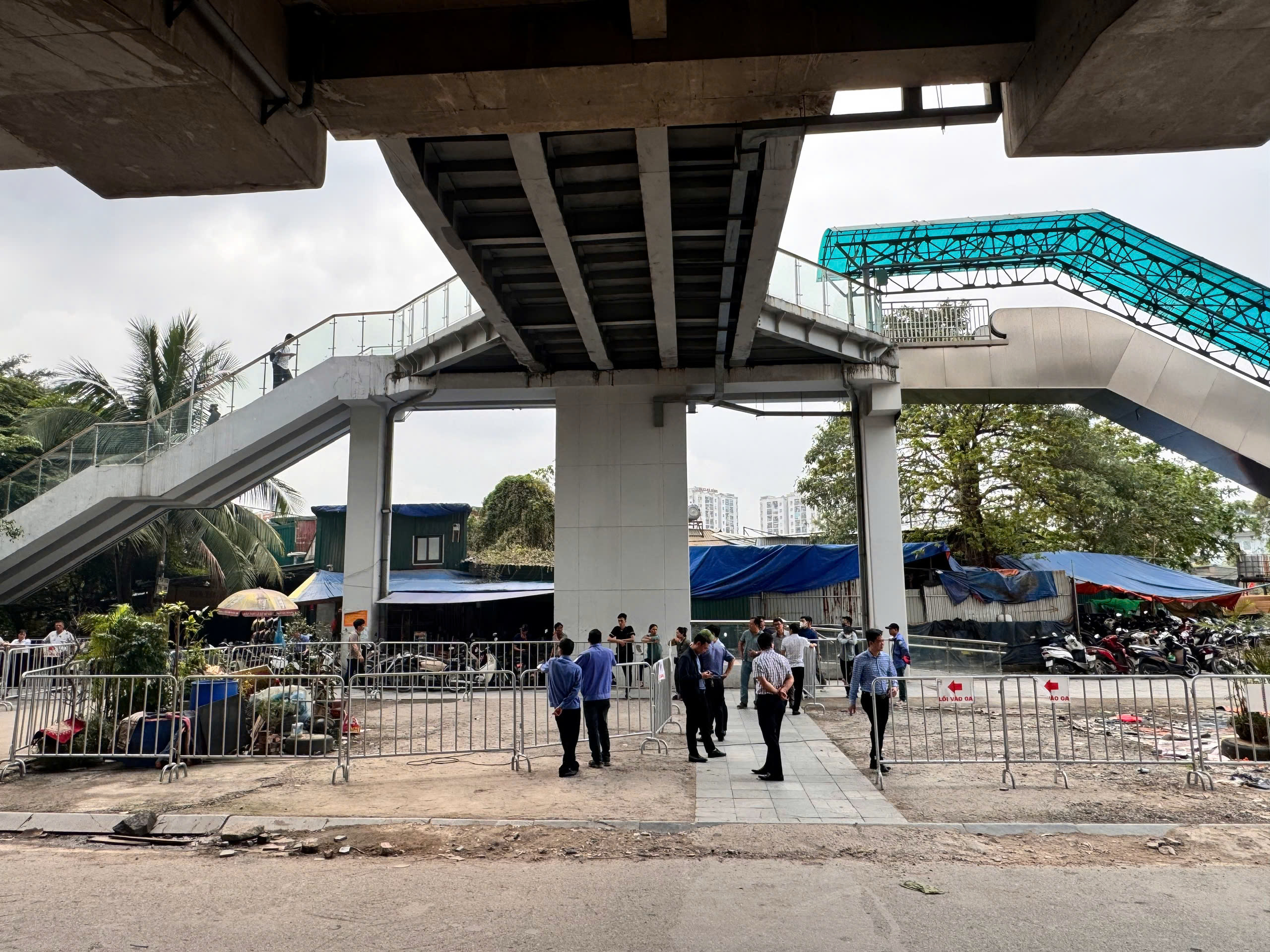 Giải toả bãi đỗ xe tự phát khu vực nhà ga đường sắt Cát Linh - Hà Đông- Ảnh 2. Giải toả bãi đỗ xe tự phát khu vực nhà ga đường sắt Cát Linh - Hà Đông- Ảnh 2.