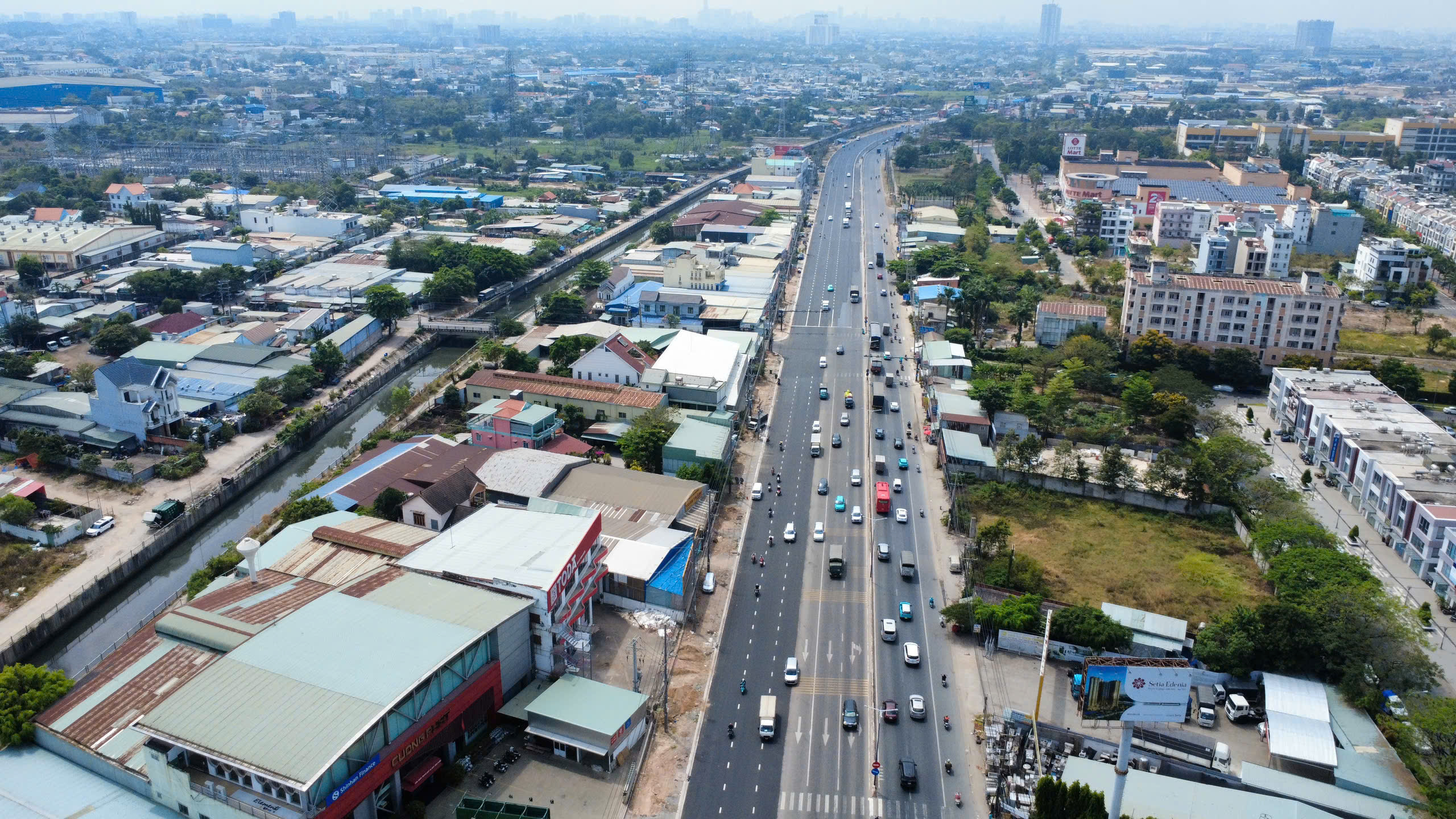 TP.HCM: Cận cảnh dự &aacute;n mở rộng quốc lộ 13 sau 4 năm thi c&ocirc;ng
- Ảnh 1.