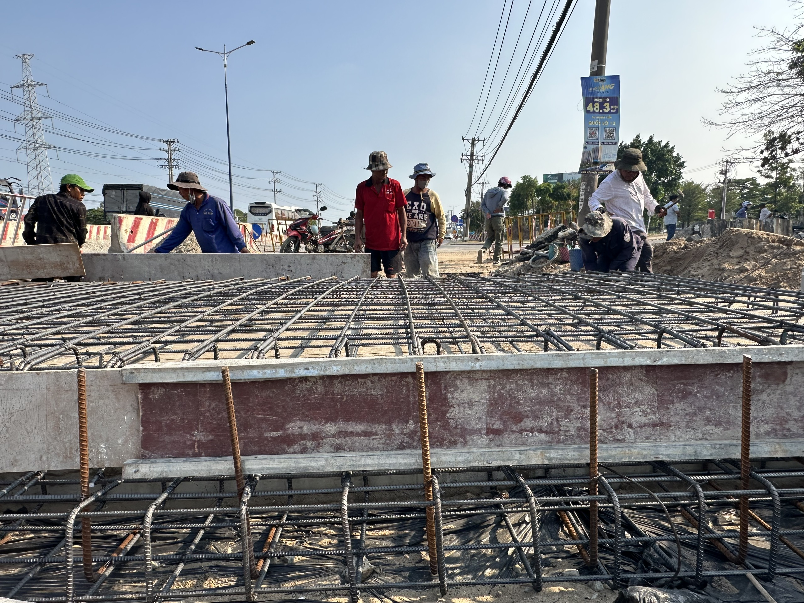 TP.HCM: Cận cảnh dự &aacute;n mở rộng quốc lộ 13 sau 4 năm thi c&ocirc;ng
- Ảnh 8.