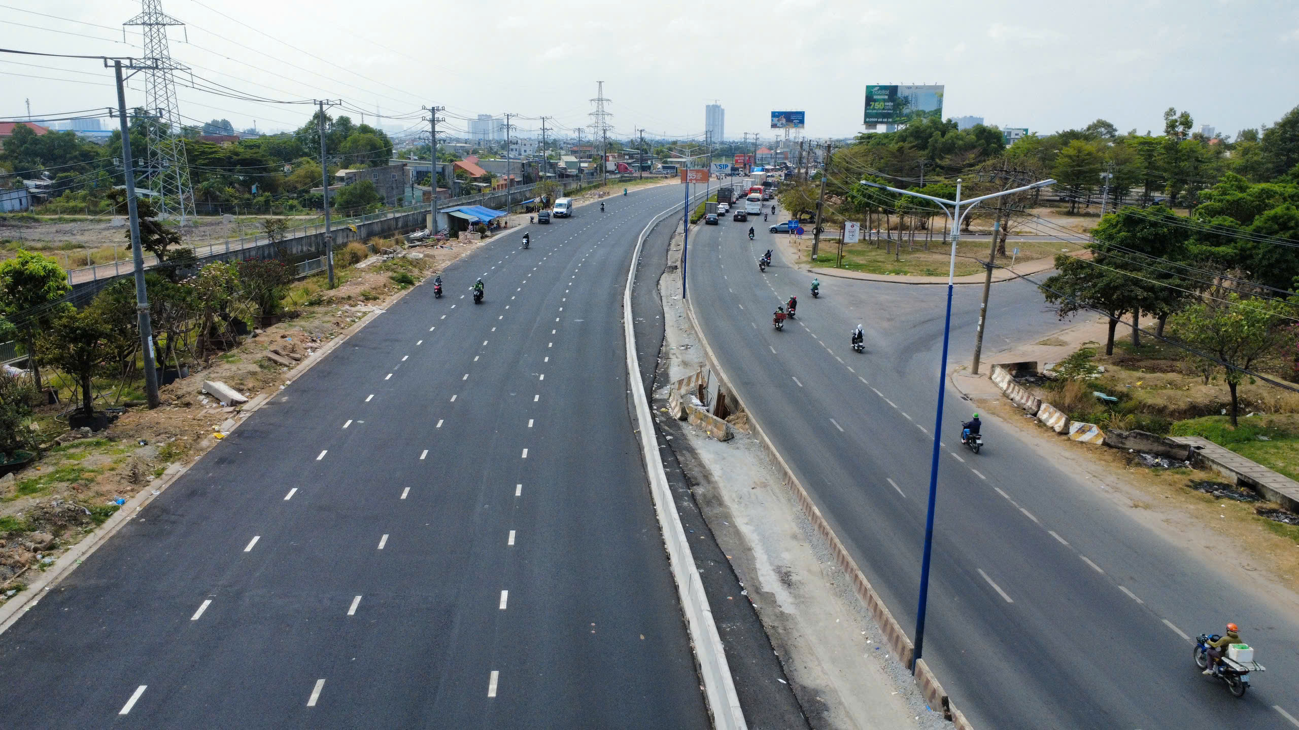 TP.HCM: Cận cảnh dự &aacute;n mở rộng quốc lộ 13 sau 4 năm thi c&ocirc;ng
- Ảnh 4.