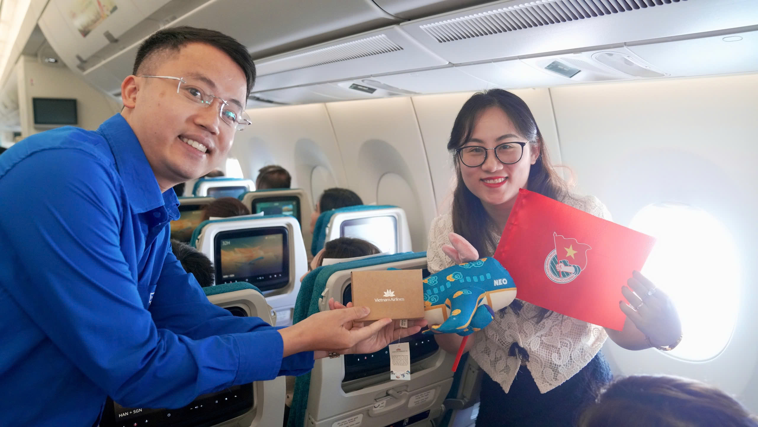 Những bất ngờ thú vị trên chuyến bay Thanh niên- Ảnh 12. Những bất ngờ thú vị trên chuyến bay Thanh niên- Ảnh 12.