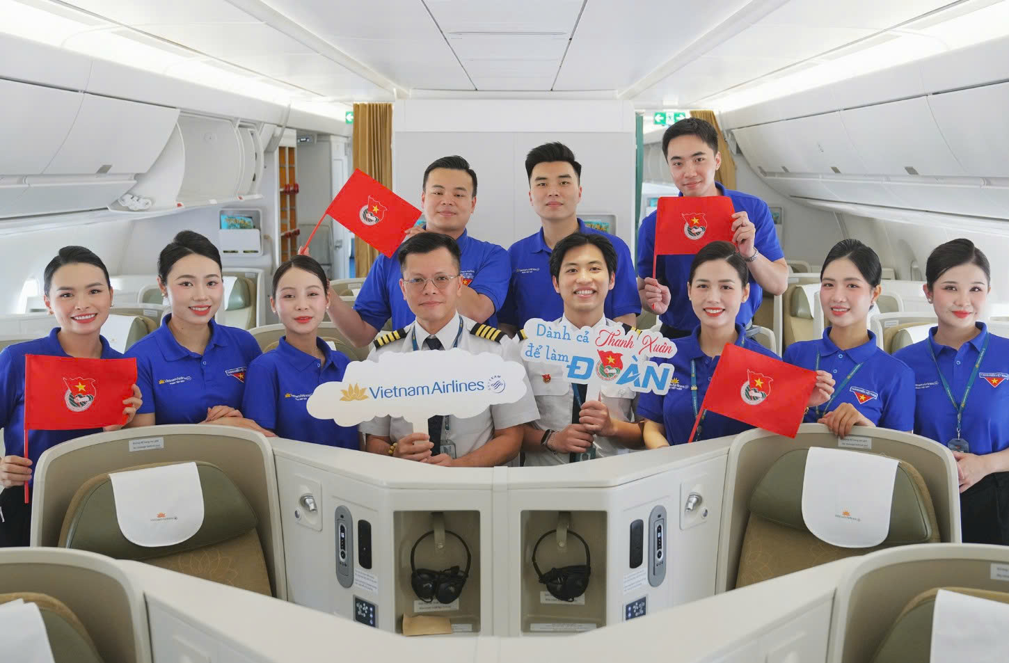 Những bất ngờ thú vị trên chuyến bay Thanh niên- Ảnh 14. Những bất ngờ thú vị trên chuyến bay Thanh niên- Ảnh 14.