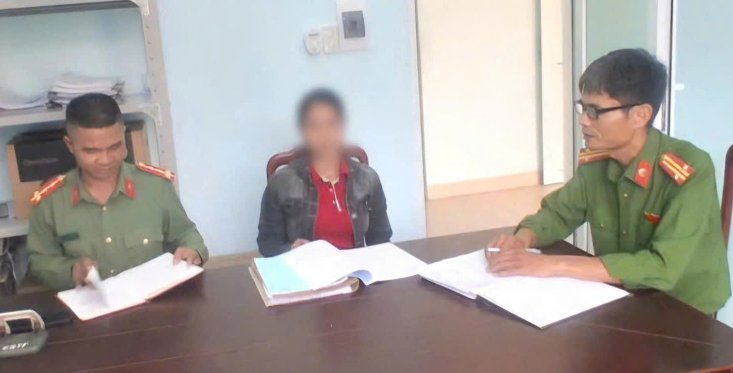 Huế: Hỗ trợ người phụ nữ Cơ Tu nhận lại 60 triệu đồng chuyển nhầm- Ảnh 1. Huế: Hỗ trợ người phụ nữ Cơ Tu nhận lại 60 triệu đồng chuyển nhầm- Ảnh 1.