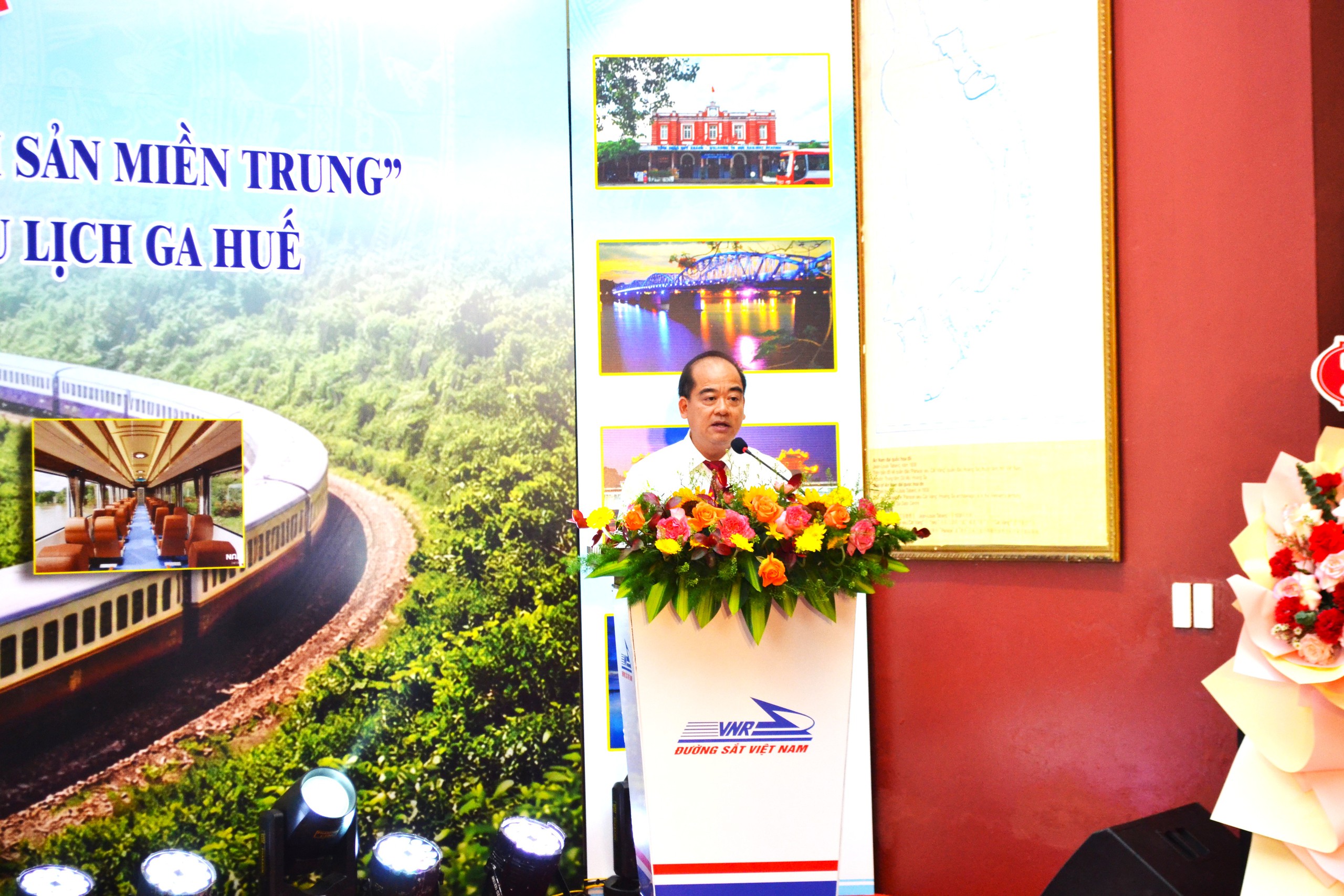 Ga Huế th&agrave;nh điểm du lịch, đo&agrave;n t&agrave;u kết nối di sản miền Trung nổi sắc t&iacute;m- Ảnh 1.