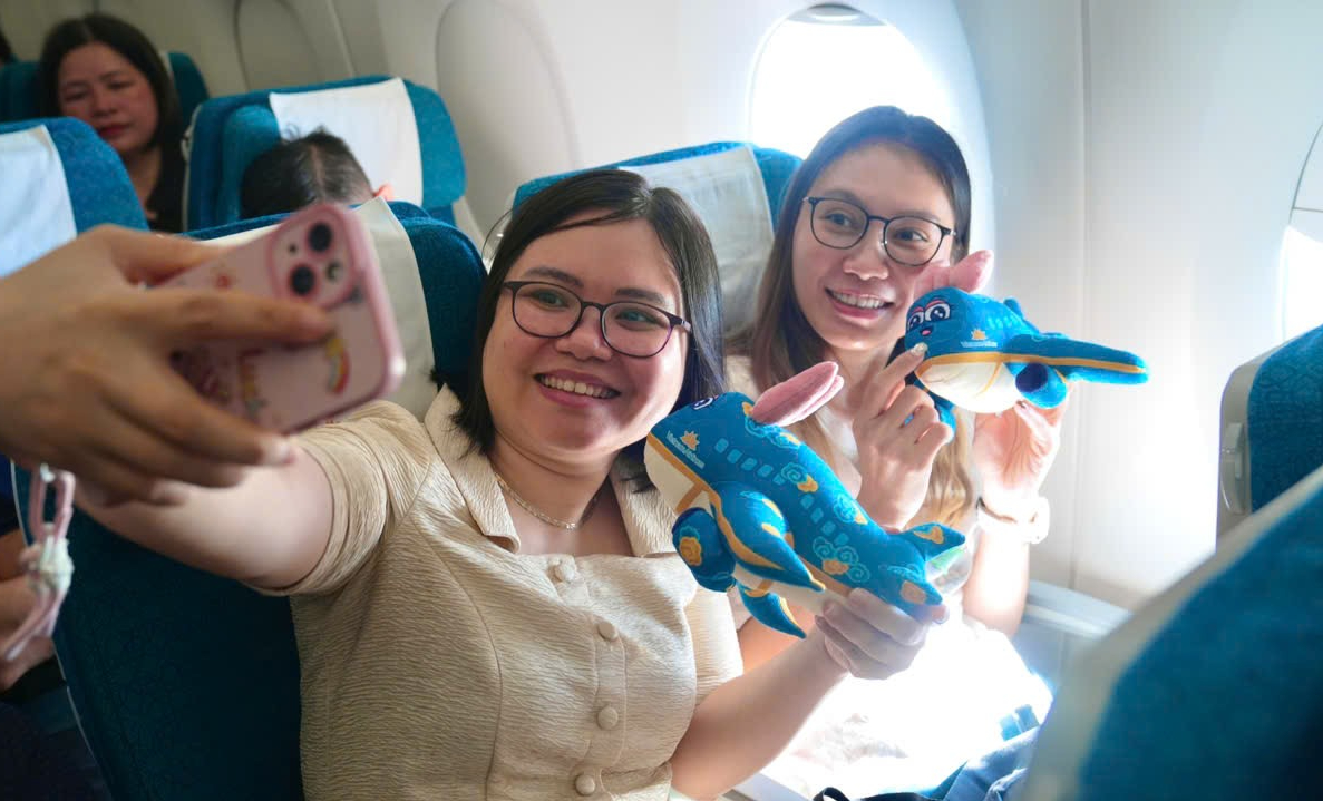 Những bất ngờ thú vị trên chuyến bay Thanh niên- Ảnh 13. Những bất ngờ thú vị trên chuyến bay Thanh niên- Ảnh 13.