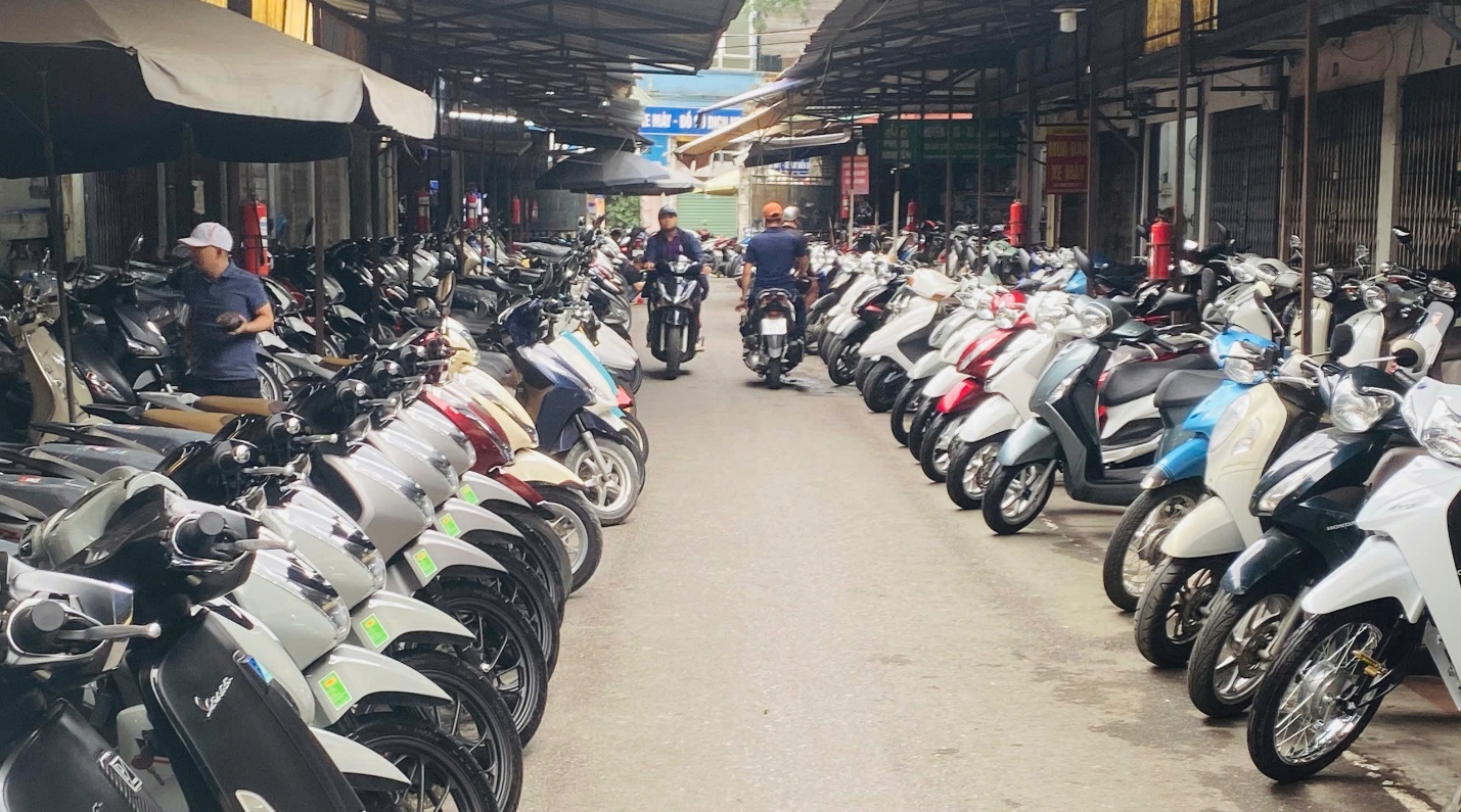 Chợ xe máy cũ lớn nhất Hà Nội: Người bán nhiều hơn người mua- Ảnh 2.