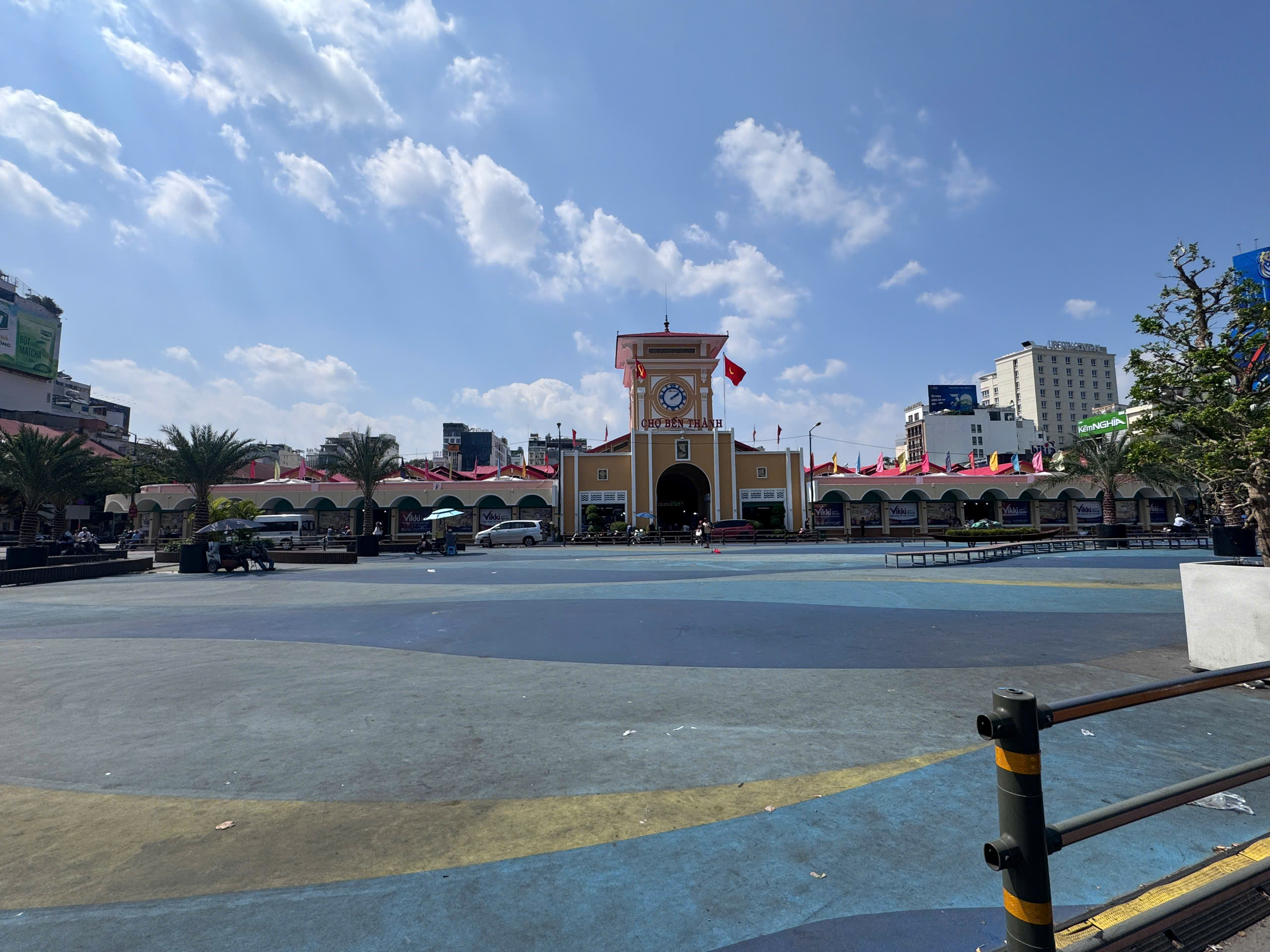 TP.HCM siết r&agrave; so&aacute;t chỉnh trang đ&ocirc; thị, tr&aacute;nh d&agrave;n trải kh&ocirc;ng gian c&ocirc;ng cộng tạm thời- Ảnh 1.