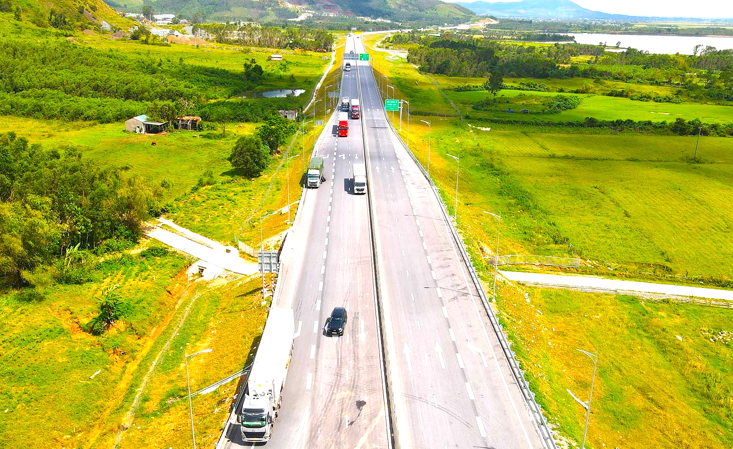 Khẩn trương khắc phục hư hỏng trong thời gian bảo h&agrave;nh tại 2 tuyến cao tốc qua miền Trung- Ảnh 1.