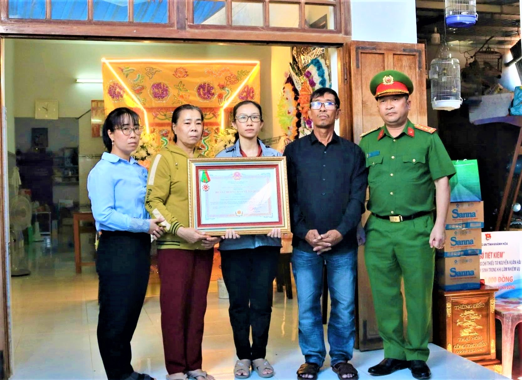 Truy tặng Huân chương Bảo vệ Tổ quốc hạng Ba cho thiếu tá công an hy sinh khi làm nhiệm vụ- Ảnh 1. Truy tặng Huân chương Bảo vệ Tổ quốc hạng Ba cho thiếu tá công an hy sinh khi làm nhiệm vụ- Ảnh 1.