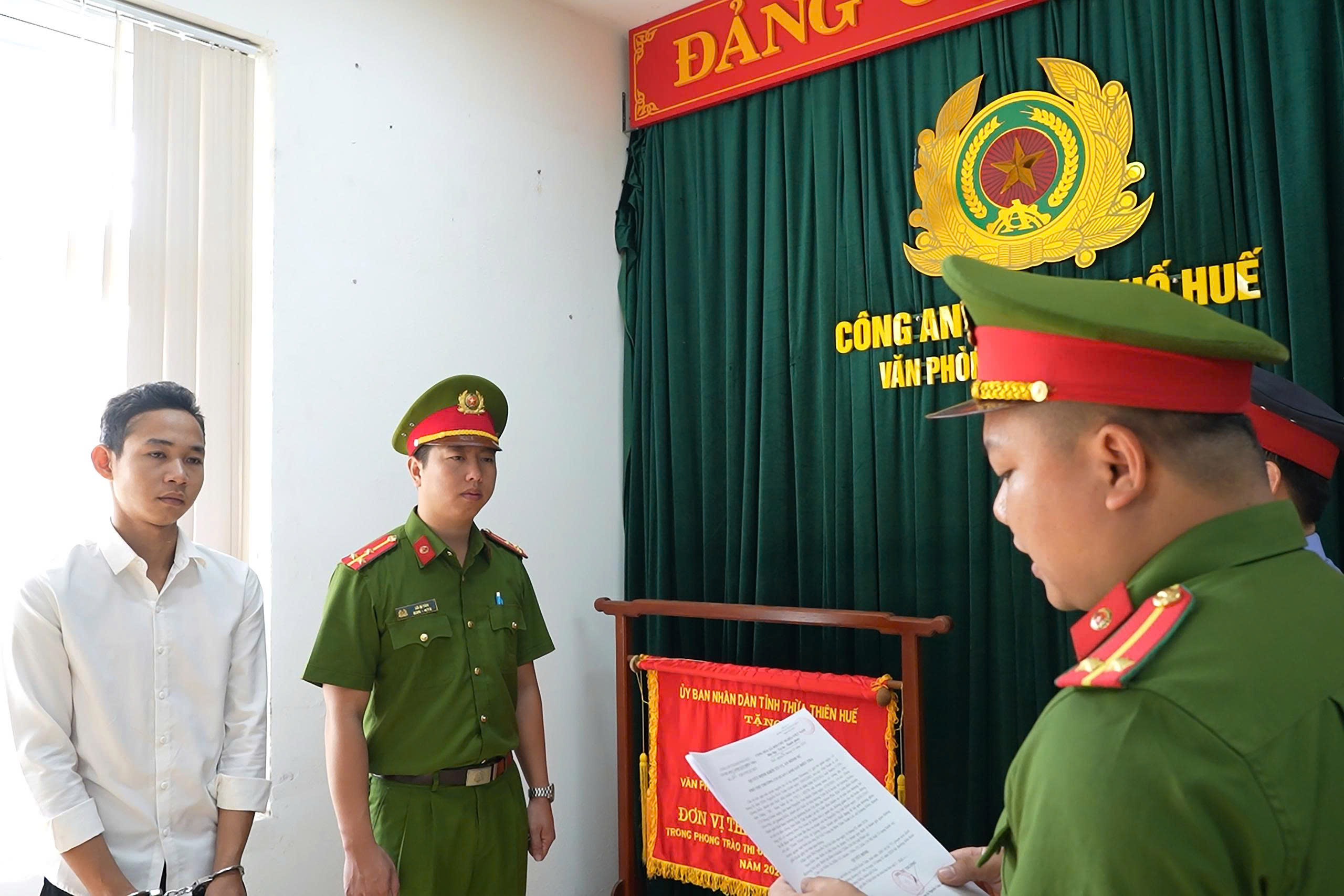 Khởi tố đối tượng vi phạm nồng độ cồn g&acirc;y tai nạn giao th&ocirc;ng ở Huế- Ảnh 1.