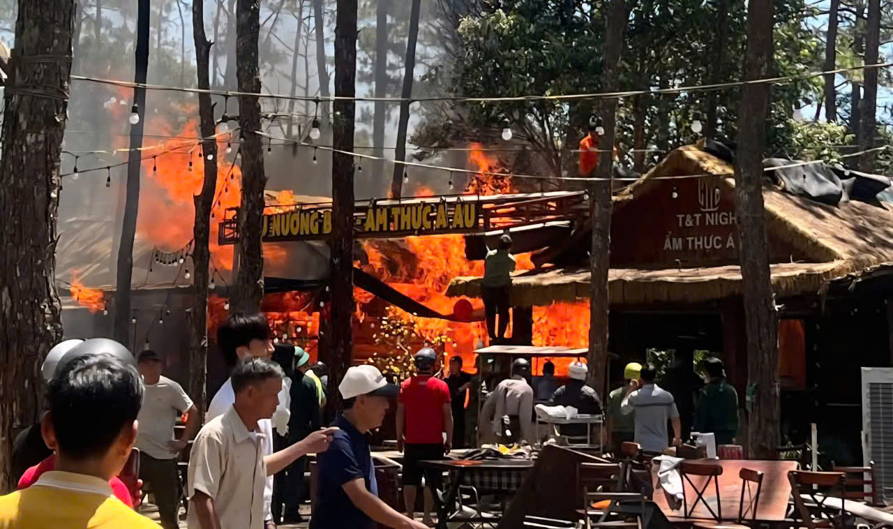 Cháy lớn tại khu kinh tế đêm Măng Đen, nhiều nhà hàng bị thiêu rụi- Ảnh 1. Cháy lớn tại khu kinh tế đêm Măng Đen, nhiều nhà hàng bị thiêu rụi- Ảnh 1.