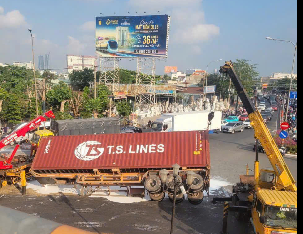 TP.HCM: Xe container chở sơn bị lật, tài xế may mắn thoát nạn- Ảnh 1. TP.HCM: Xe container chở sơn bị lật, tài xế may mắn thoát nạn- Ảnh 1.