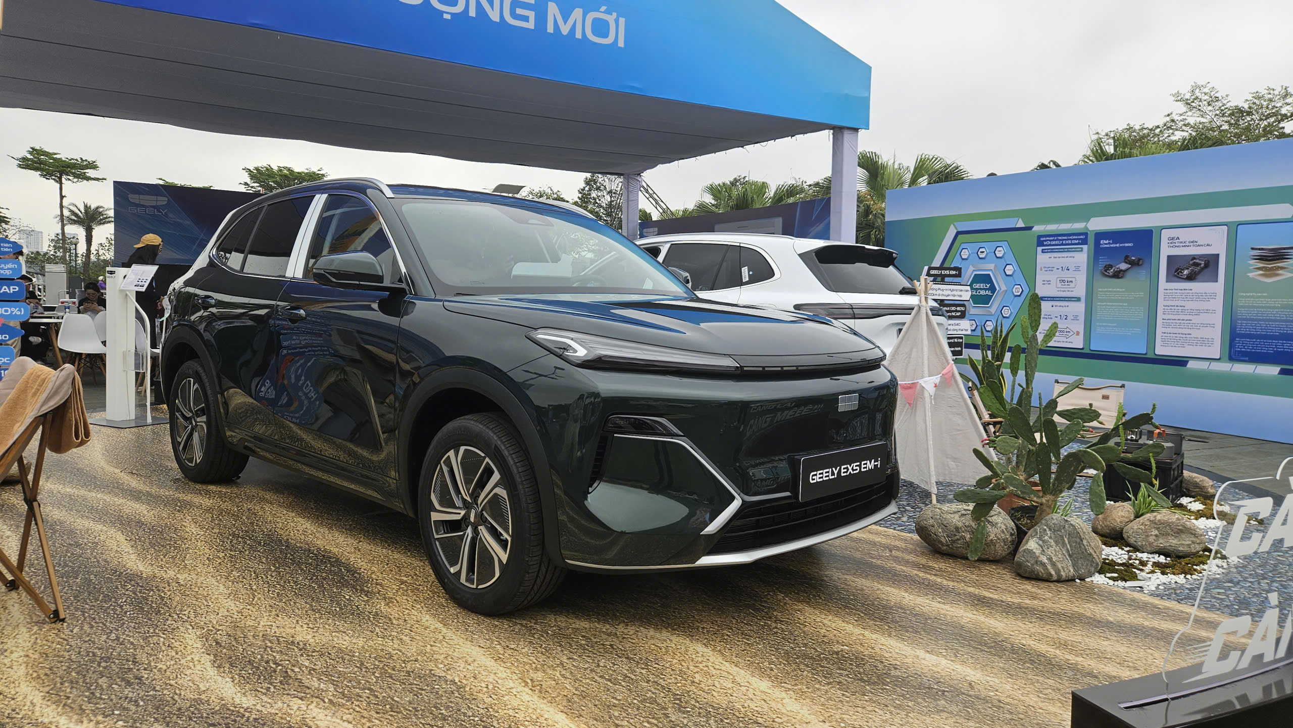 Geely EX5 EM-i tại Việt Nam xác lập 3 kỷ lục khi vừa ra mắt- Ảnh 1. Geely EX5 EM-i tại Việt Nam xác lập 3 kỷ lục khi vừa ra mắt- Ảnh 1.
