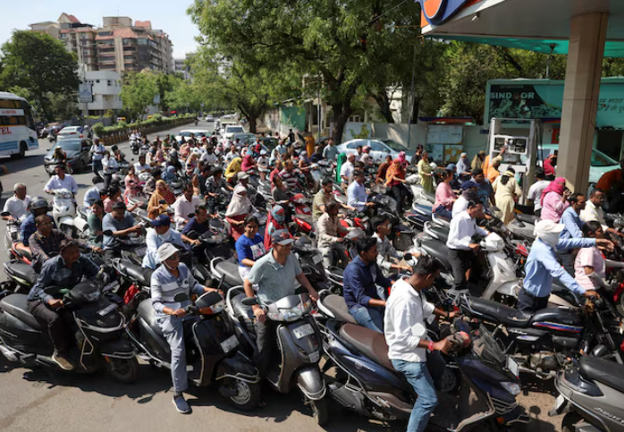 Ấn Độ giảm mạnh thuế ti&ecirc;u thụ đặc biệt với xăng, dầu- Ảnh 1.