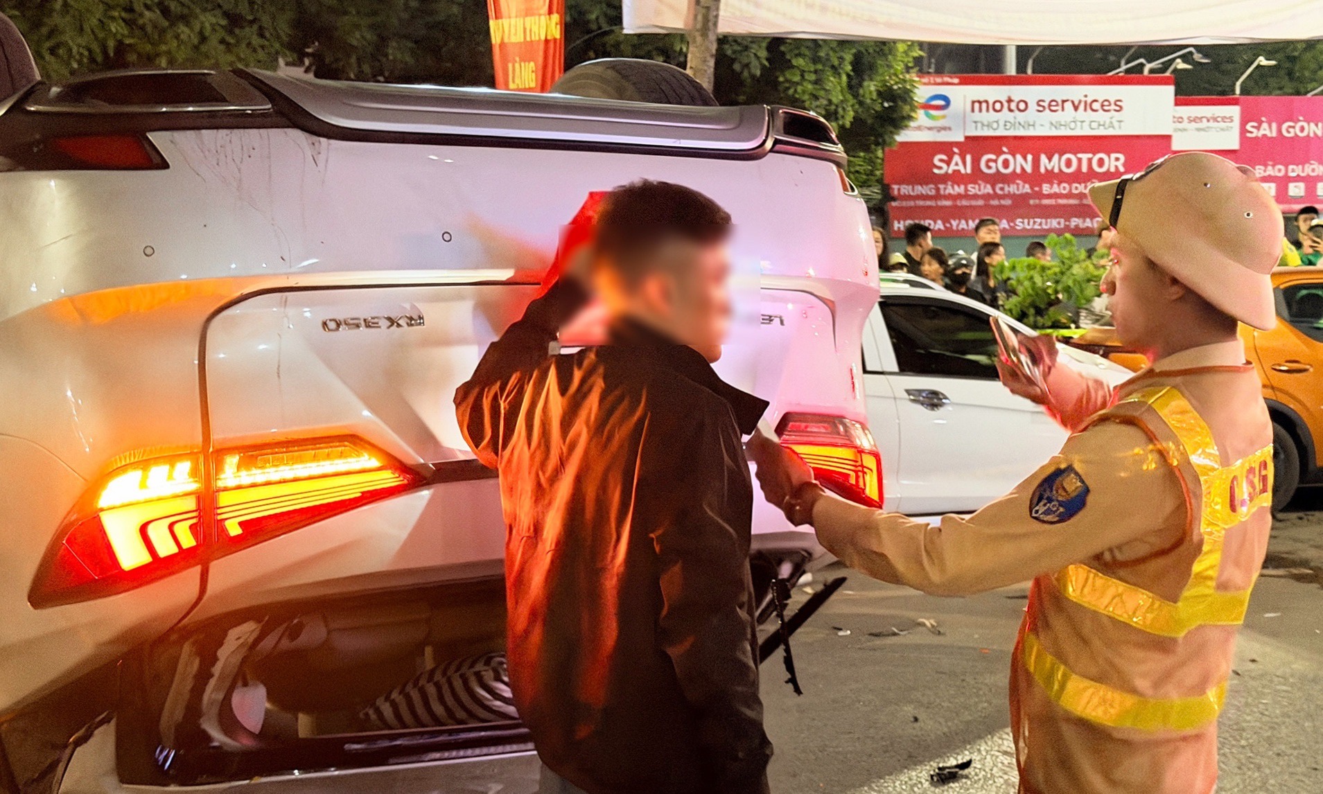 H&agrave; Nội: Tạm giữ h&igrave;nh sự t&agrave;i xế Lexus t&ocirc;ng li&ecirc;n ho&agrave;n 5 &ocirc; t&ocirc; tr&ecirc;n phố Trung K&iacute;nh- Ảnh 1.