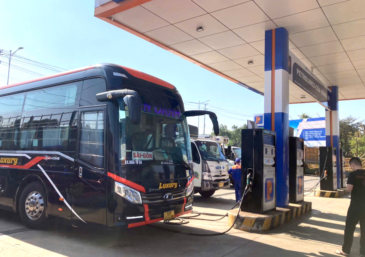 Ứng ph&oacute; biến động xăng dầu: Người d&acirc;n, doanh nghiệp xoay xở giữ nhịp sản xuất- Ảnh 1.