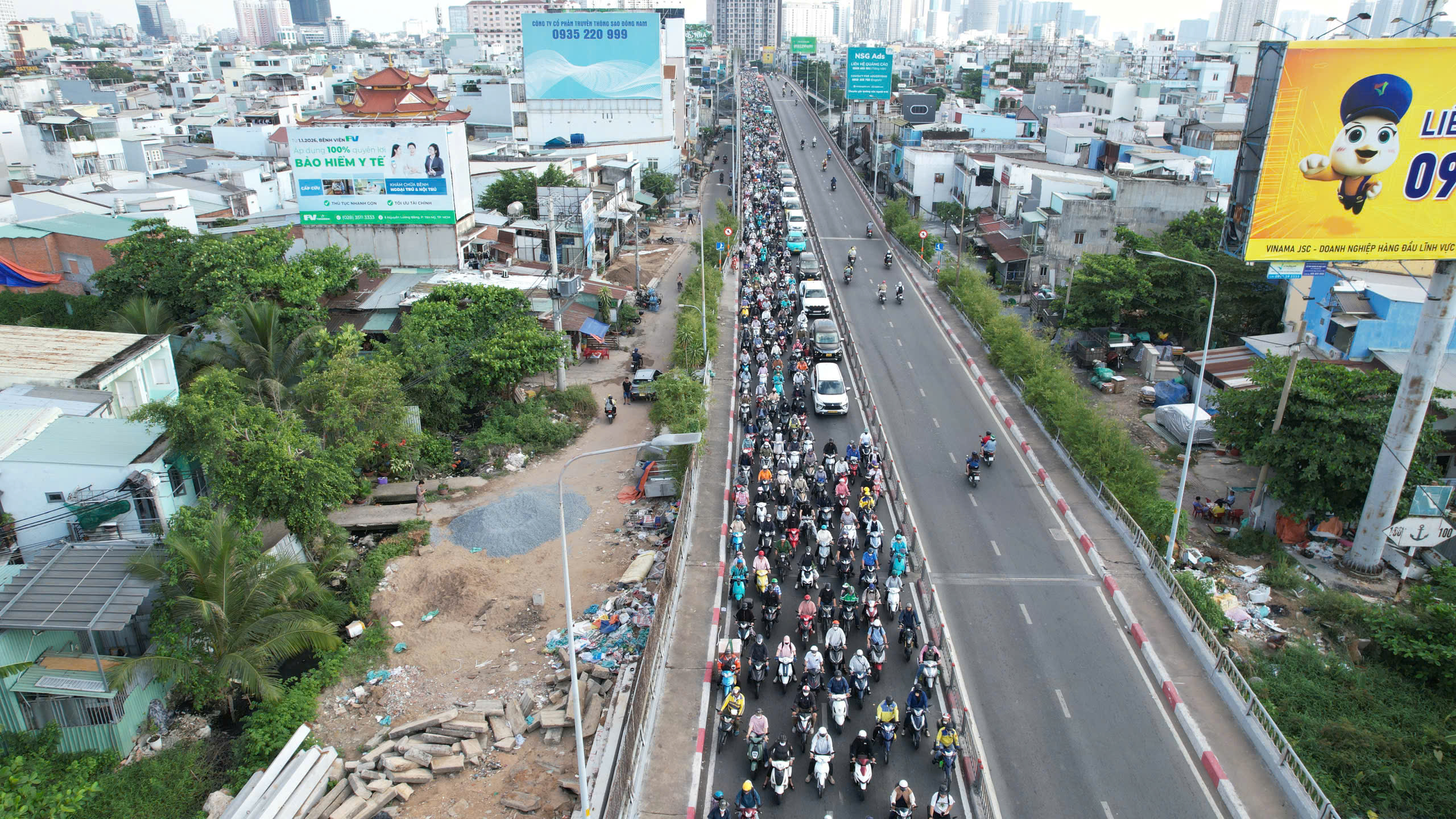 Va chạm trên cầu Kênh Tẻ, tấm thép hơn 10 tấn rơi xuống đường, một tài xế tử vong- Ảnh 6. Va chạm trên cầu Kênh Tẻ, tấm thép hơn 10 tấn rơi xuống đường, một tài xế tử vong- Ảnh 6.