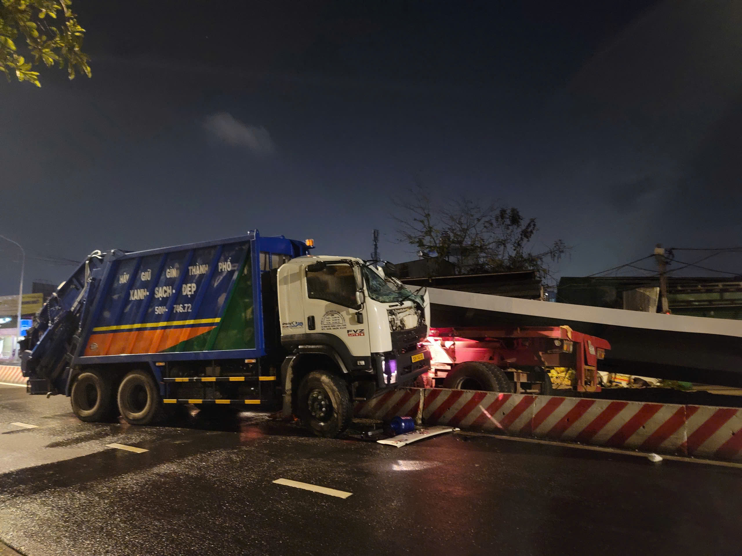 Va chạm trên cầu Kênh Tẻ, tấm thép hơn 10 tấn rơi xuống đường, một tài xế tử vong- Ảnh 4. Va chạm trên cầu Kênh Tẻ, tấm thép hơn 10 tấn rơi xuống đường, một tài xế tử vong- Ảnh 4.