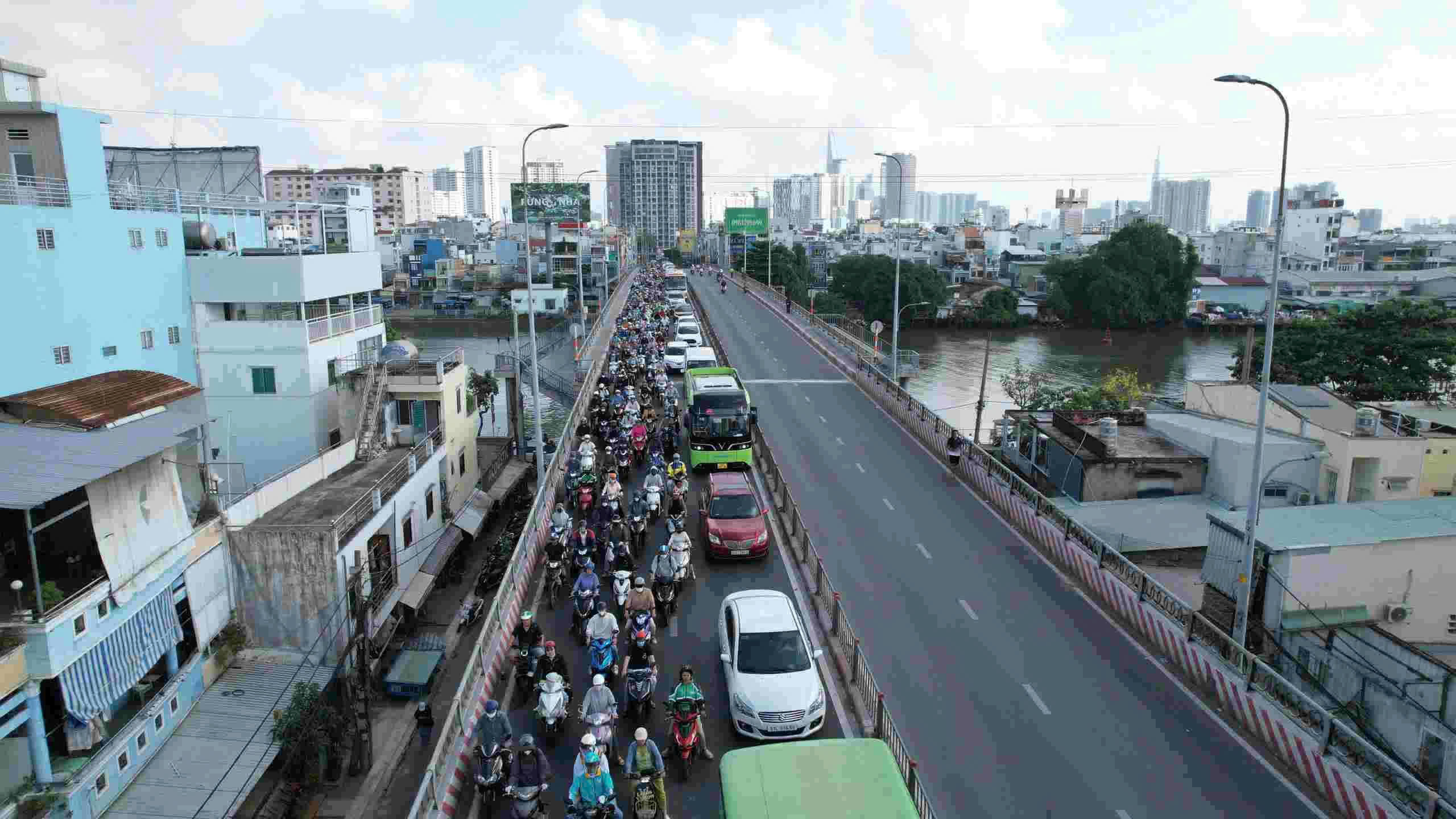 Va chạm trên cầu Kênh Tẻ, tấm thép hơn 10 tấn rơi xuống đường, một tài xế tử vong- Ảnh 7. Va chạm trên cầu Kênh Tẻ, tấm thép hơn 10 tấn rơi xuống đường, một tài xế tử vong- Ảnh 7.