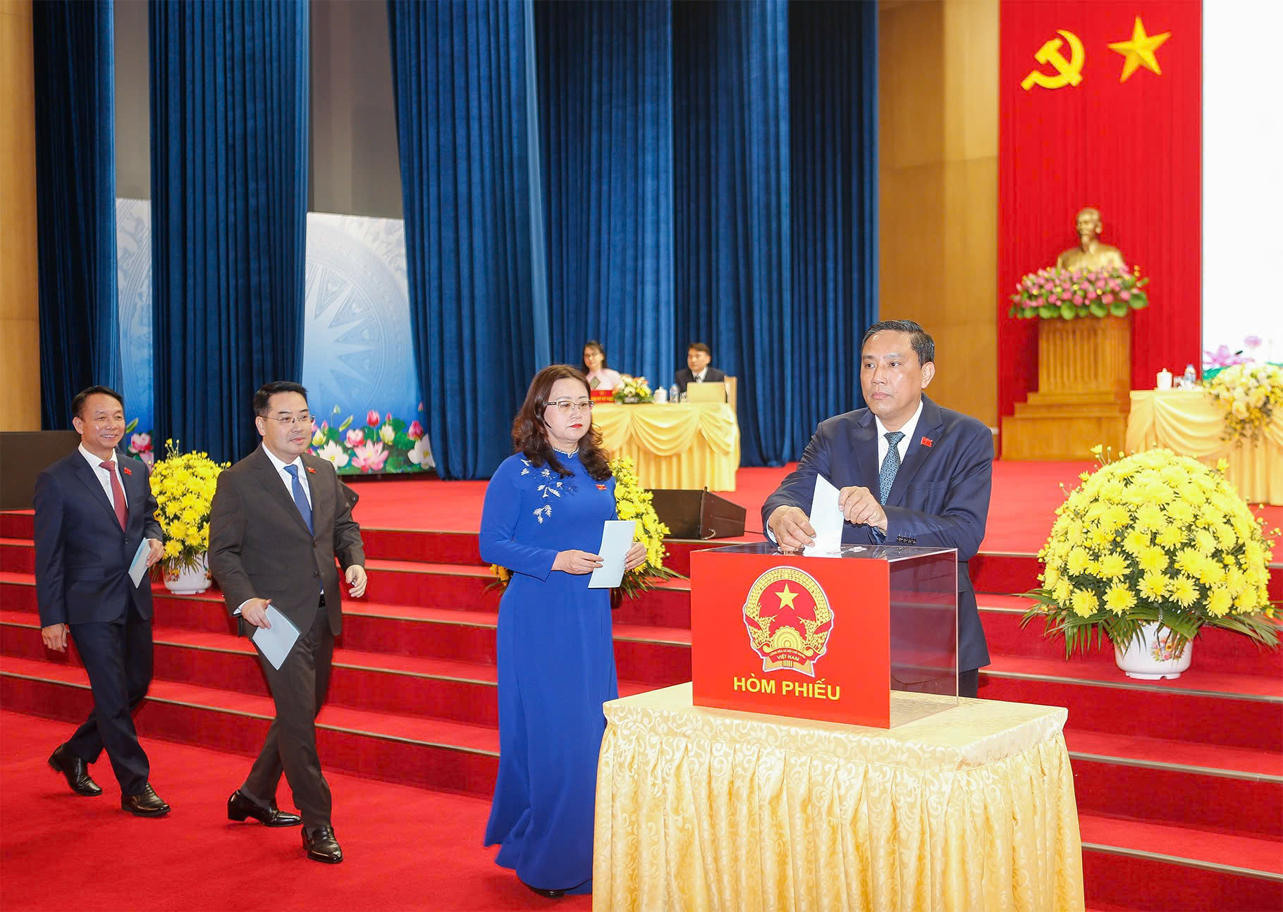 &Ocirc;ng Ho&agrave;ng Giang được bầu giữ chức Chủ tịch HĐND tỉnh L&agrave;o Cai- Ảnh 1.