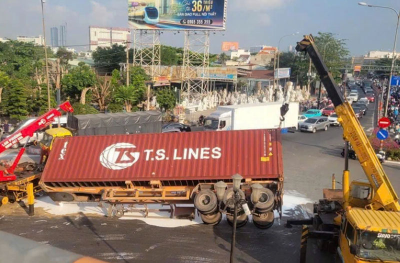 Gần 8h sáng cùng ngày, chiếc container gặp nạn đã được cẩu di dời khỏi hiện trường. Gần 8h sáng cùng ngày, chiếc container gặp nạn đã được cẩu di dời khỏi hiện trường.