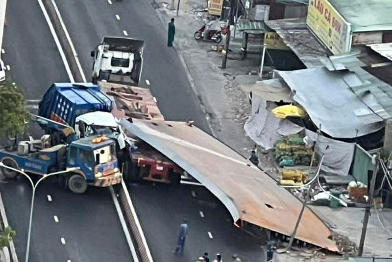 Hiện trường vụ tai nạn khiến một tài xế tử vong. Hiện trường vụ tai nạn khiến một tài xế tử vong.