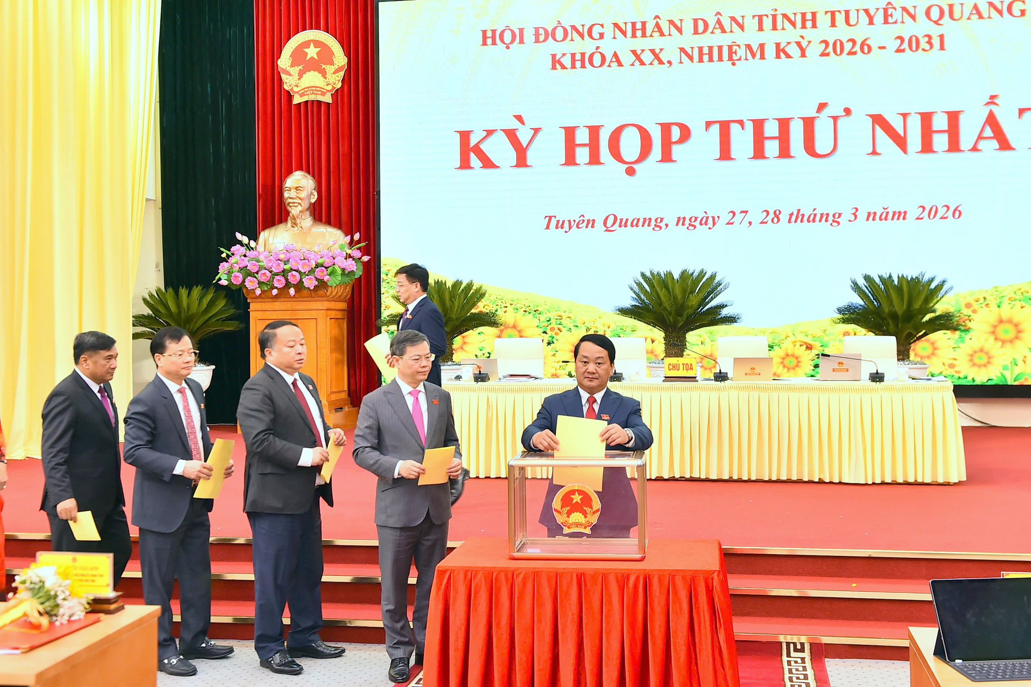 Ông Phan Huy Ngọc tái đắc cử Chủ tịch UBND tỉnh Tuyên Quang - Ảnh 4. Ông Phan Huy Ngọc tái đắc cử Chủ tịch UBND tỉnh Tuyên Quang - Ảnh 4.