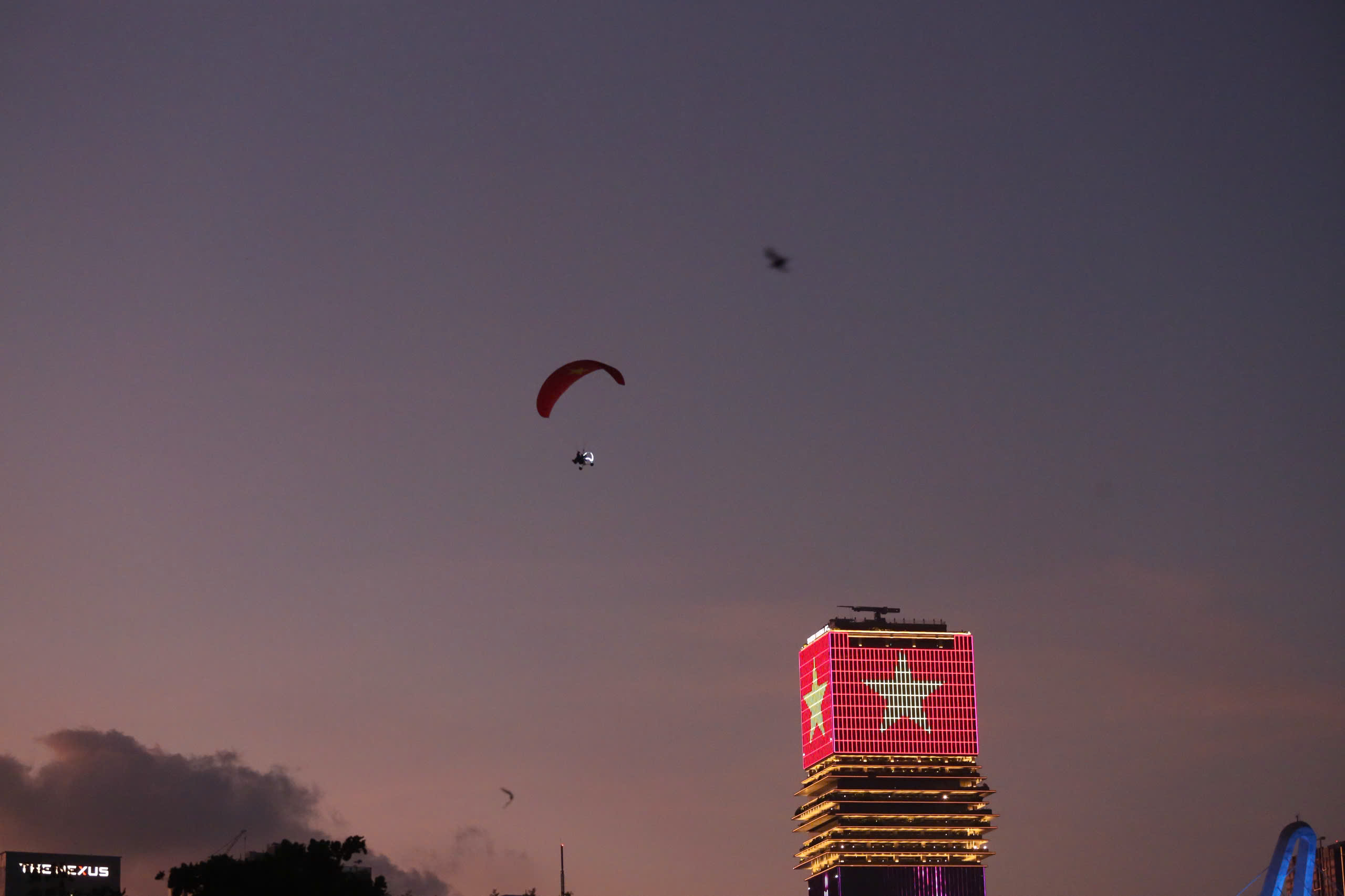 M&atilde;n nh&atilde;n m&agrave;n d&ugrave; lượn kết hợp ph&aacute;o hoa tr&ecirc;n bầu trời s&ocirc;ng S&agrave;i G&ograve;n- Ảnh 3.