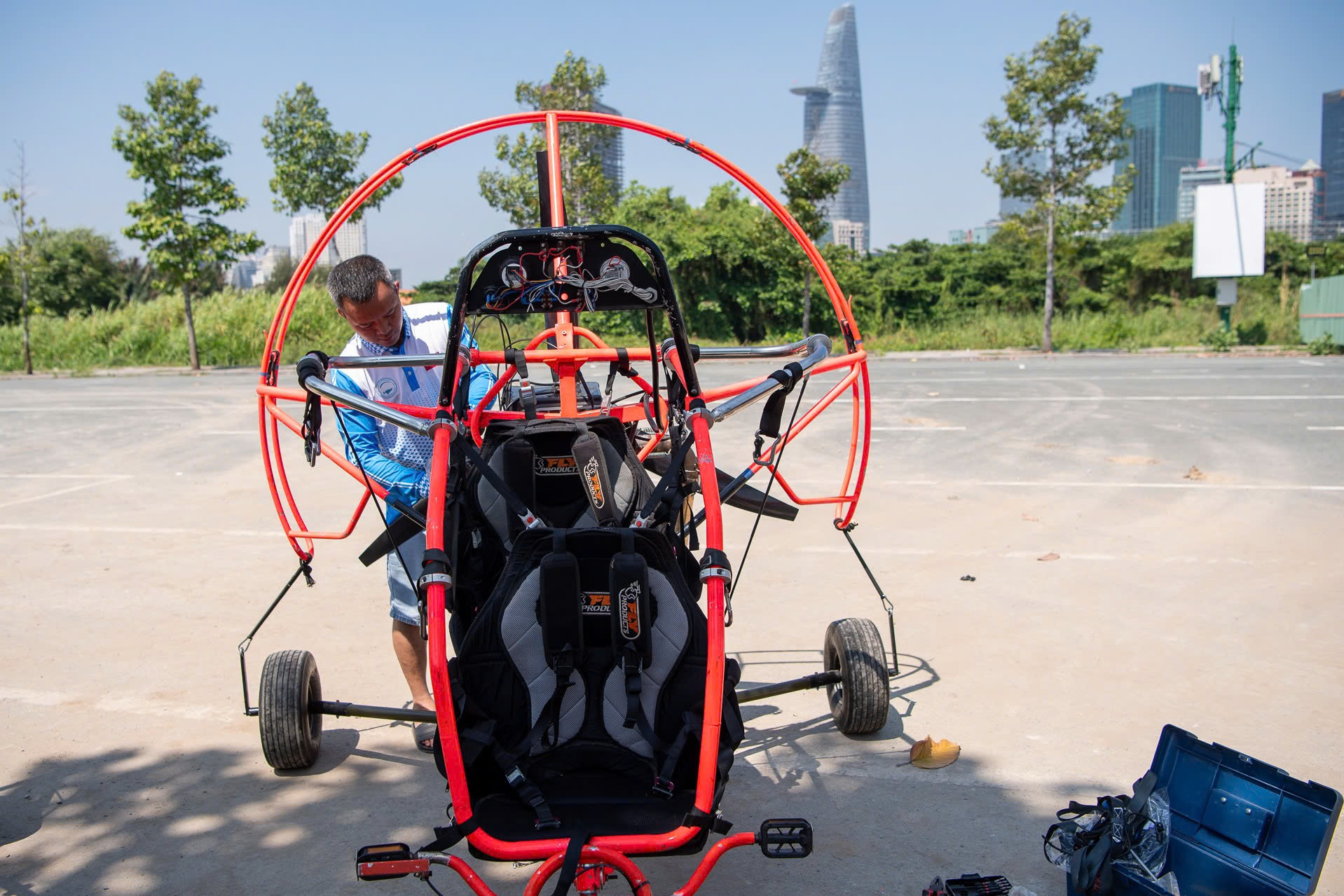 M&atilde;n nh&atilde;n m&agrave;n d&ugrave; lượn kết hợp ph&aacute;o hoa tr&ecirc;n bầu trời s&ocirc;ng S&agrave;i G&ograve;n- Ảnh 14.