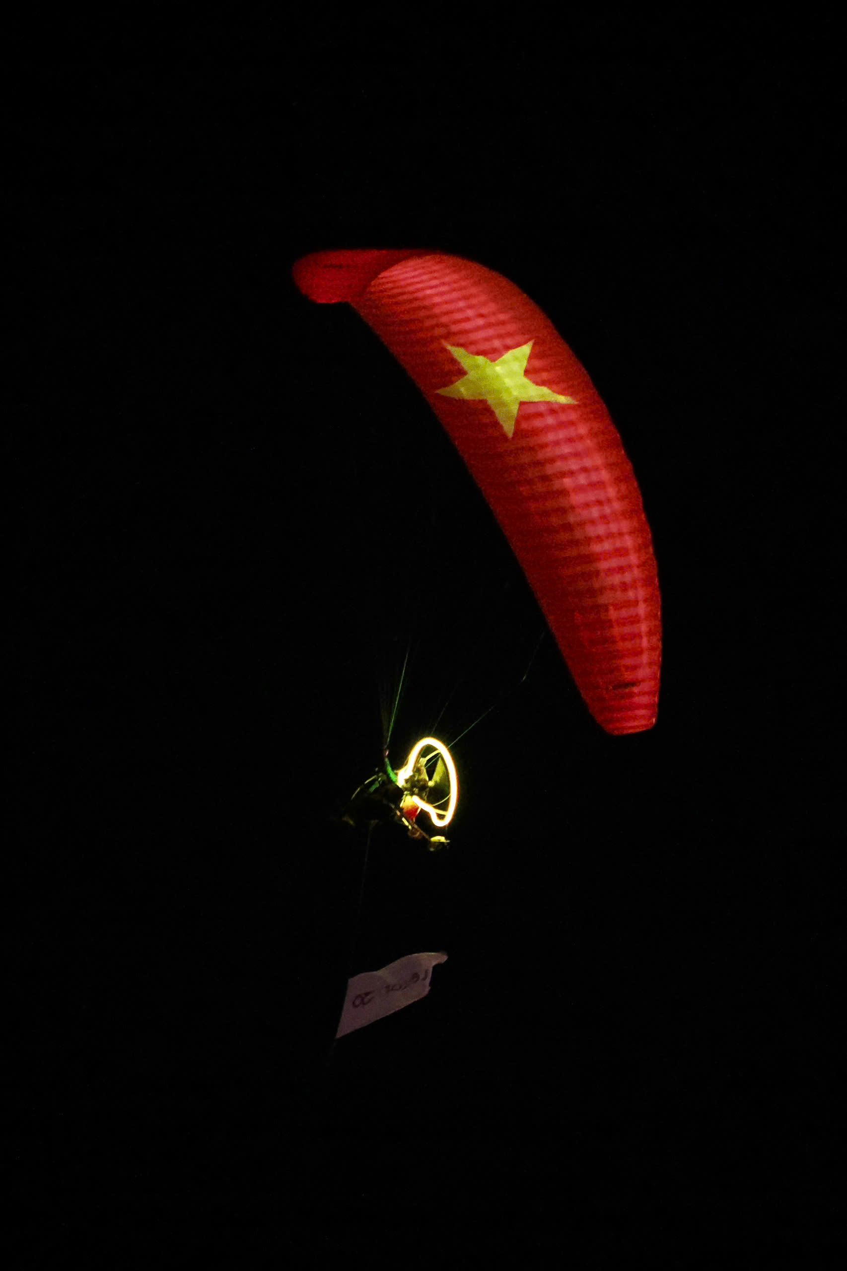 M&atilde;n nh&atilde;n m&agrave;n d&ugrave; lượn kết hợp ph&aacute;o hoa tr&ecirc;n bầu trời s&ocirc;ng S&agrave;i G&ograve;n- Ảnh 13.