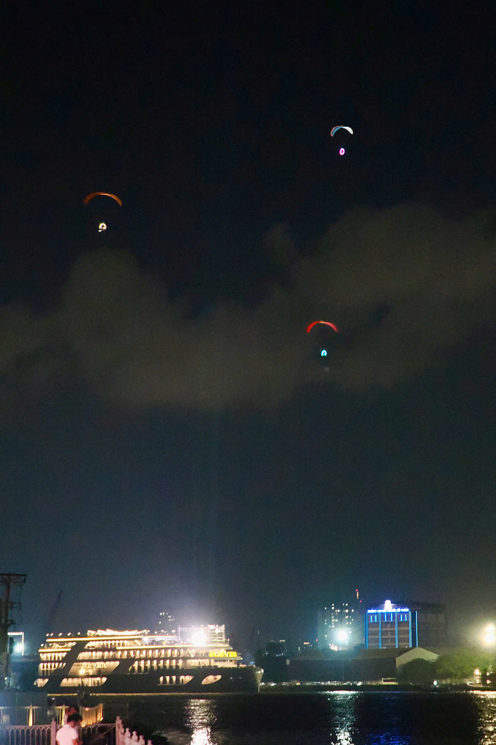 M&atilde;n nh&atilde;n m&agrave;n d&ugrave; lượn kết hợp ph&aacute;o hoa tr&ecirc;n bầu trời s&ocirc;ng S&agrave;i G&ograve;n- Ảnh 8.