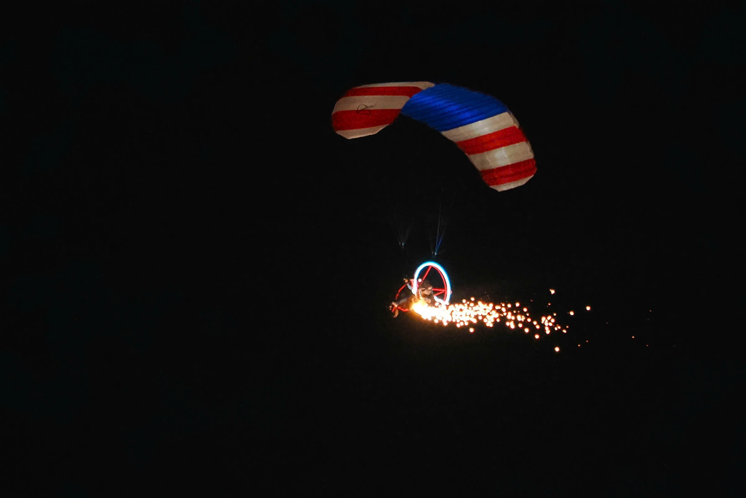 M&atilde;n nh&atilde;n m&agrave;n d&ugrave; lượn kết hợp ph&aacute;o hoa tr&ecirc;n bầu trời s&ocirc;ng S&agrave;i G&ograve;n- Ảnh 12.